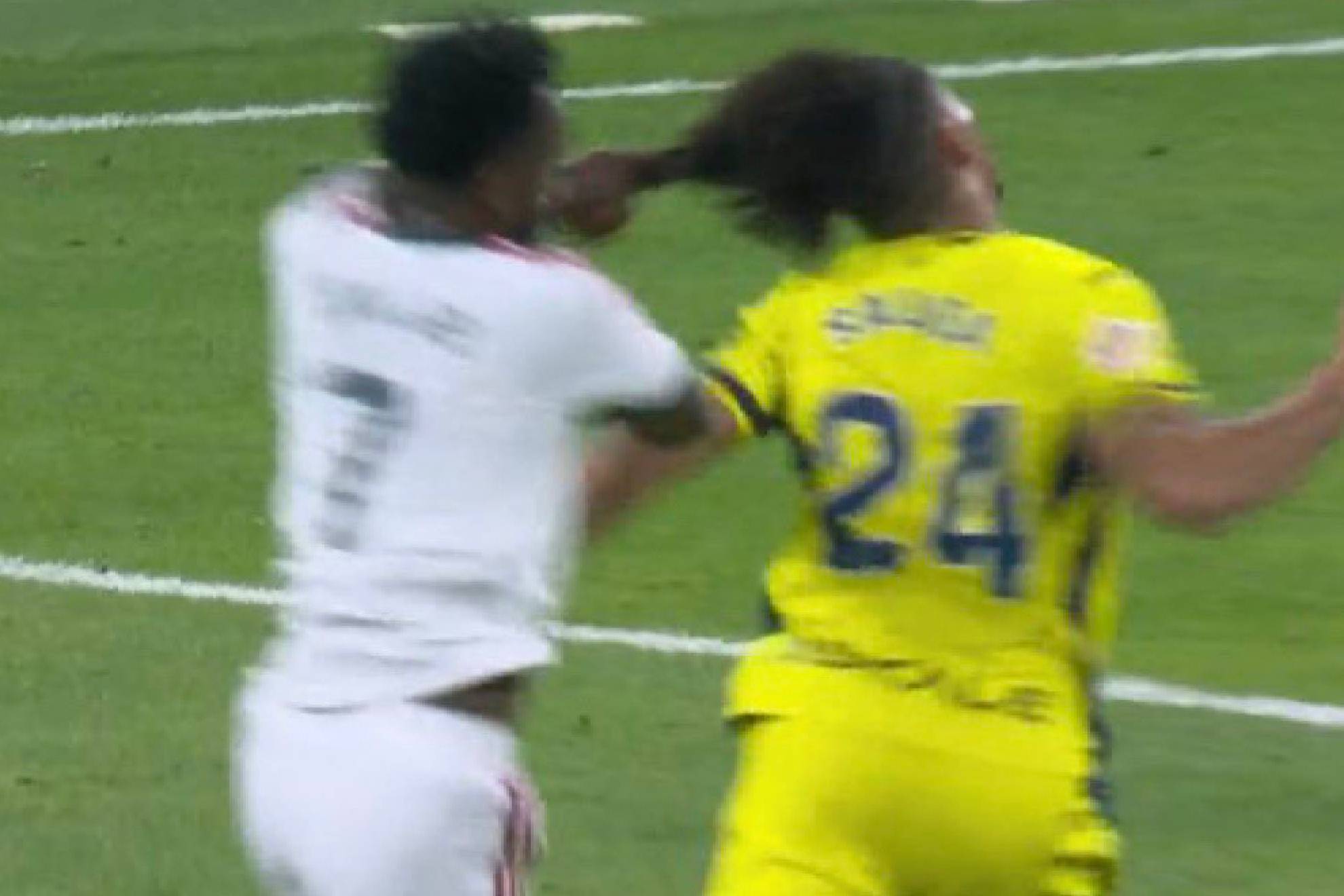 Momento en el que Vinicius agarra del pelo a Saliba