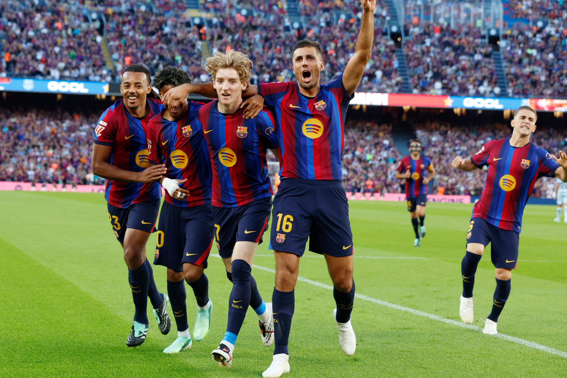 Los jugadores del Barcelona celebran el primer gol ante el Getafe. FRANCESC ADELANTADO
