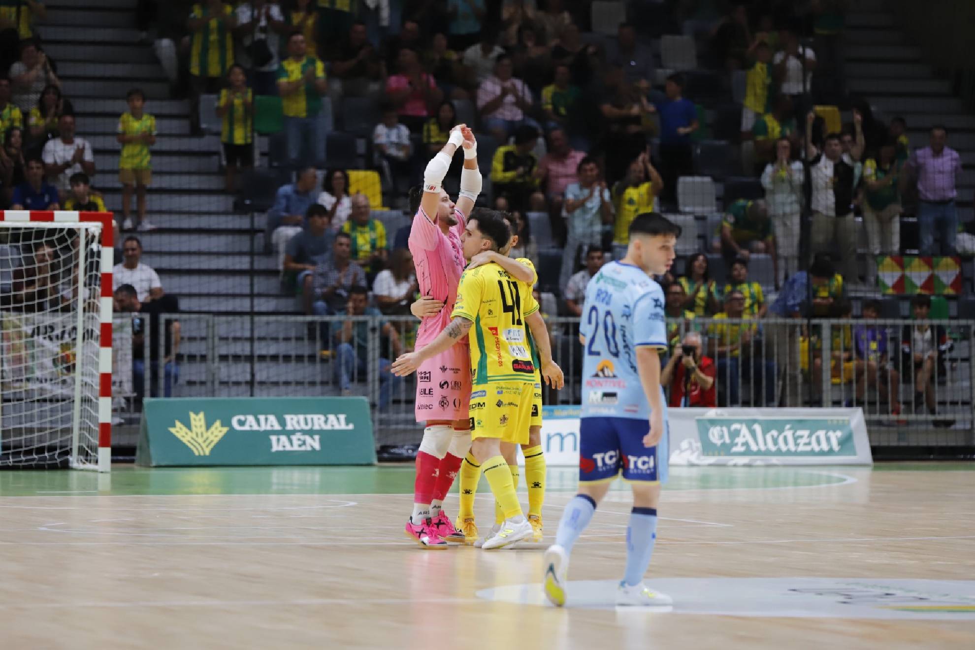 Mati Rosa y Eloy Rojas celebran con Carlos Espíndola el gol del portero que abría el marcador en el Olivo Arena JAÉN PARAÍSO INTERIOR