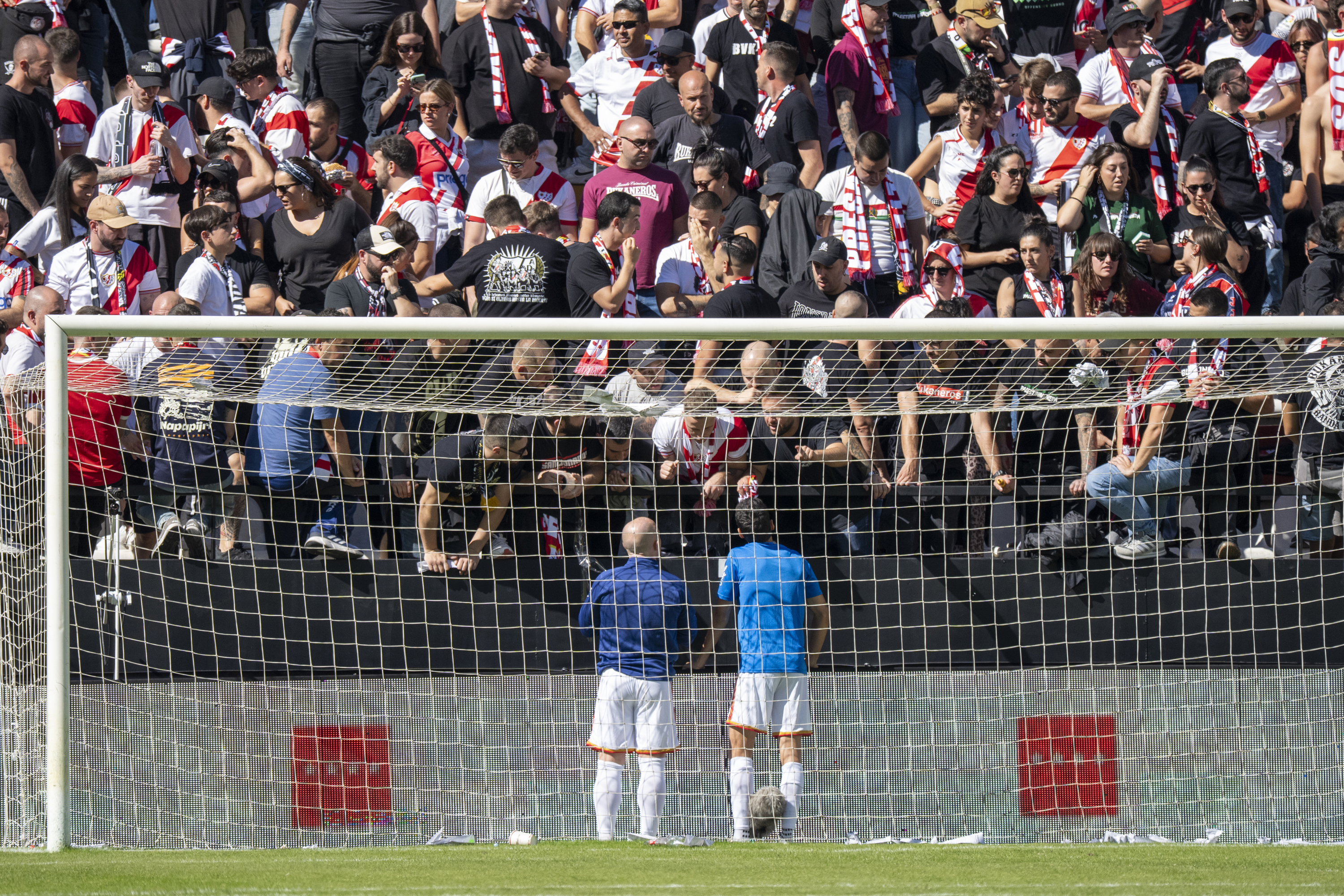 Los jugadores del Rayo hablan con la afición franjirroja antes de la suspensión definitiva. Pablo Moreno