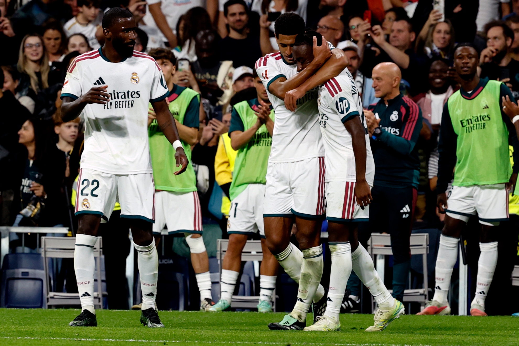 Los jugadores del Real Madrid celebrando el 1-0. EFE