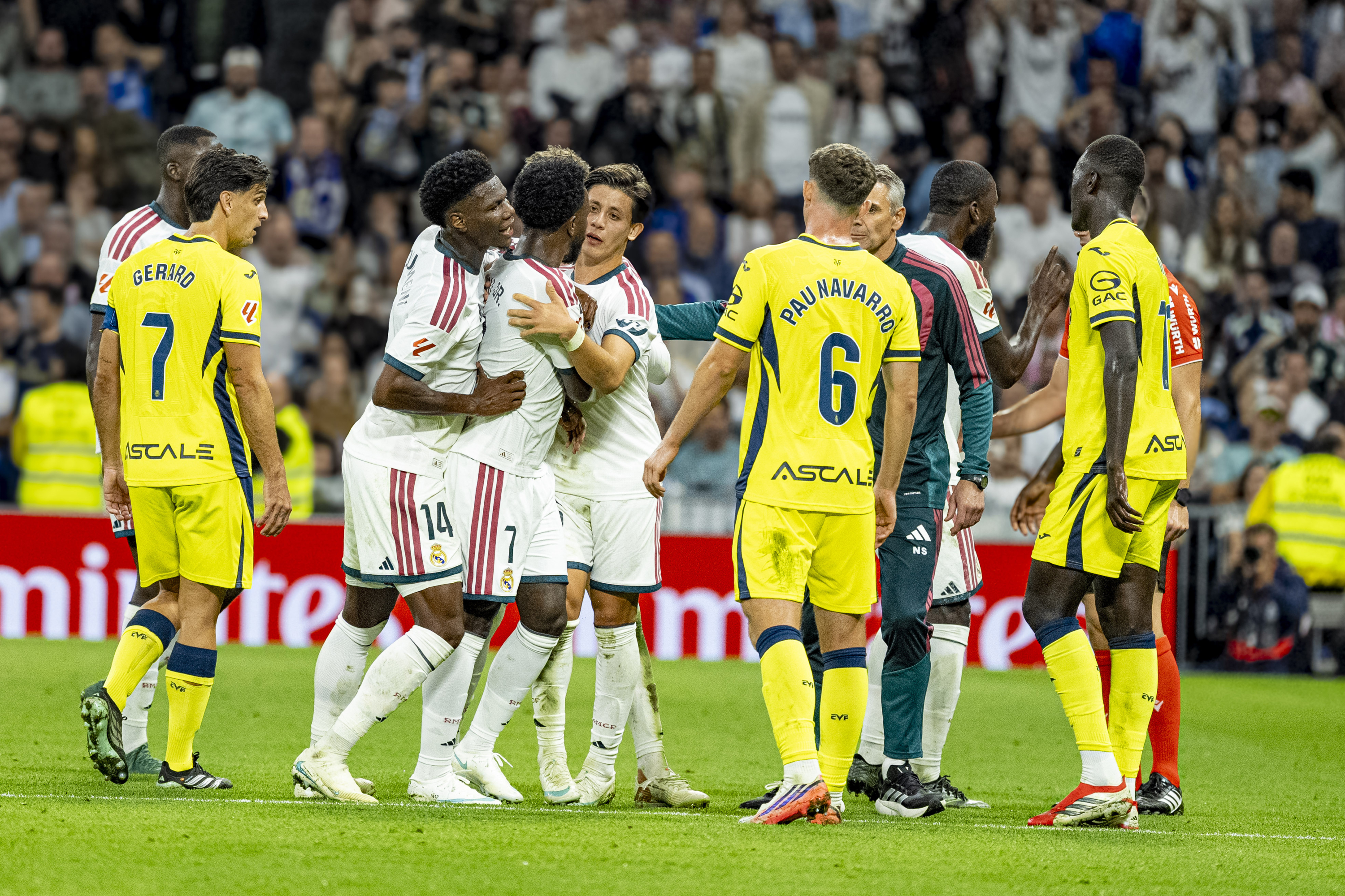 Los jugadores del Real Madrid sujetan a Vinicius por sus protestas tras la expulsión. Pablo Moreno