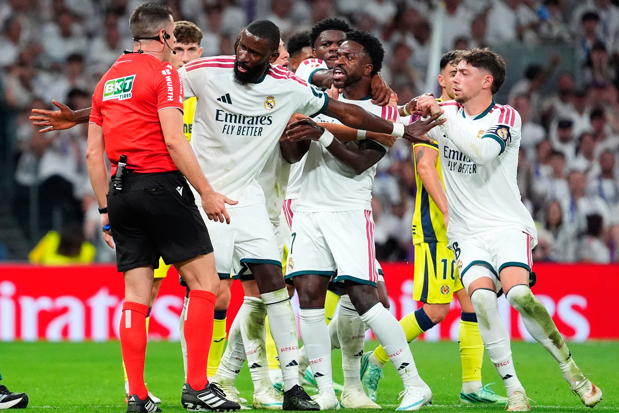Vinicius protesta tras la roja. GETTY IMAGES