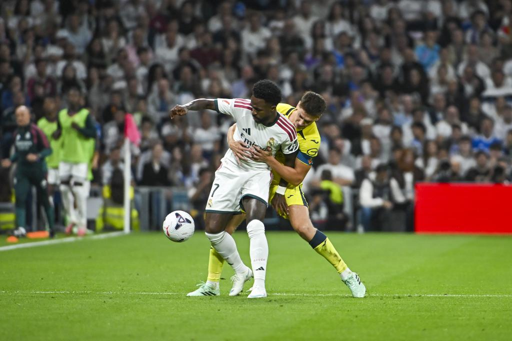 Vinicius lucha por el balón con Juan Foyth en el Bernabéu.