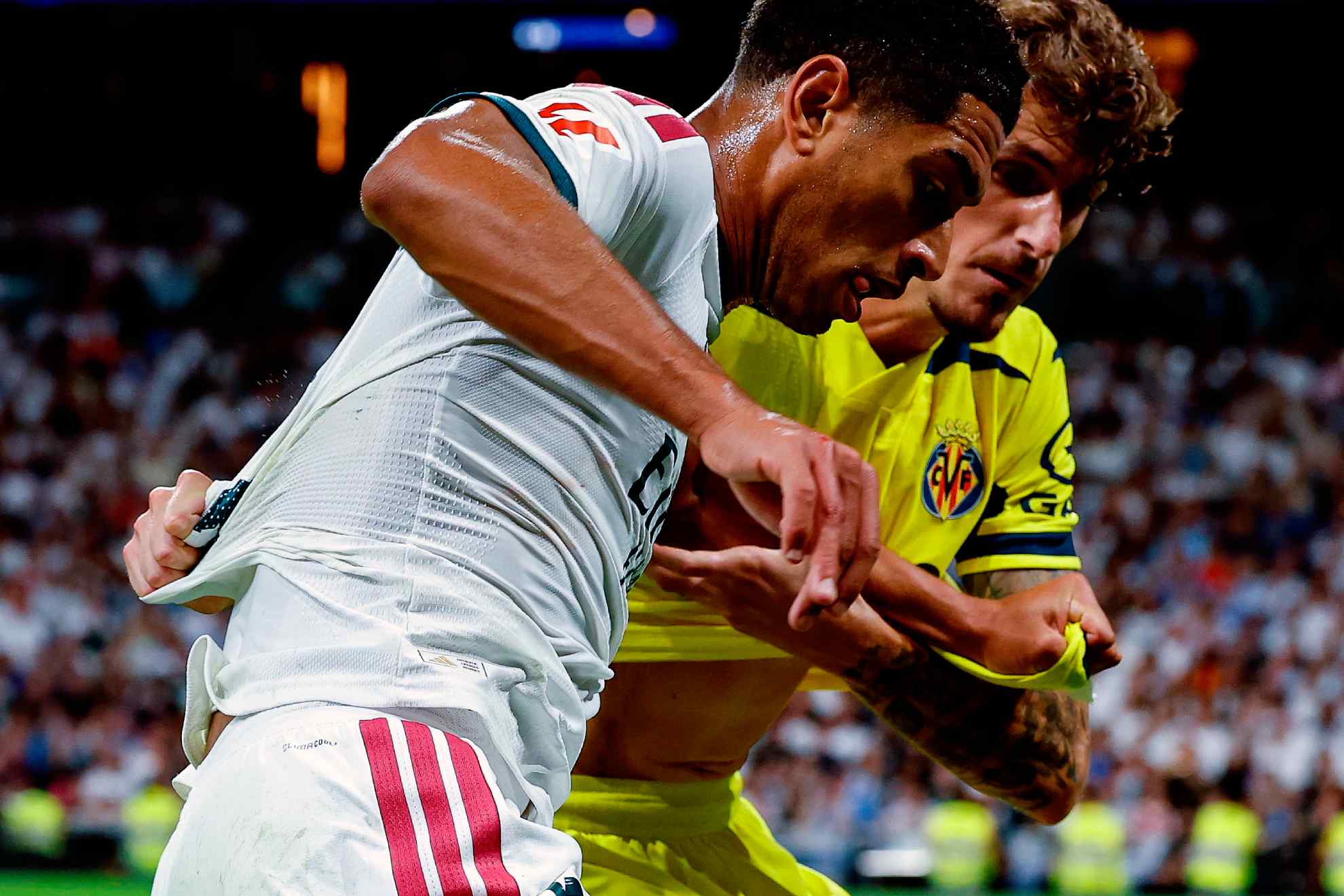 Nizar pugna con Bellingham por un balón. EFE
