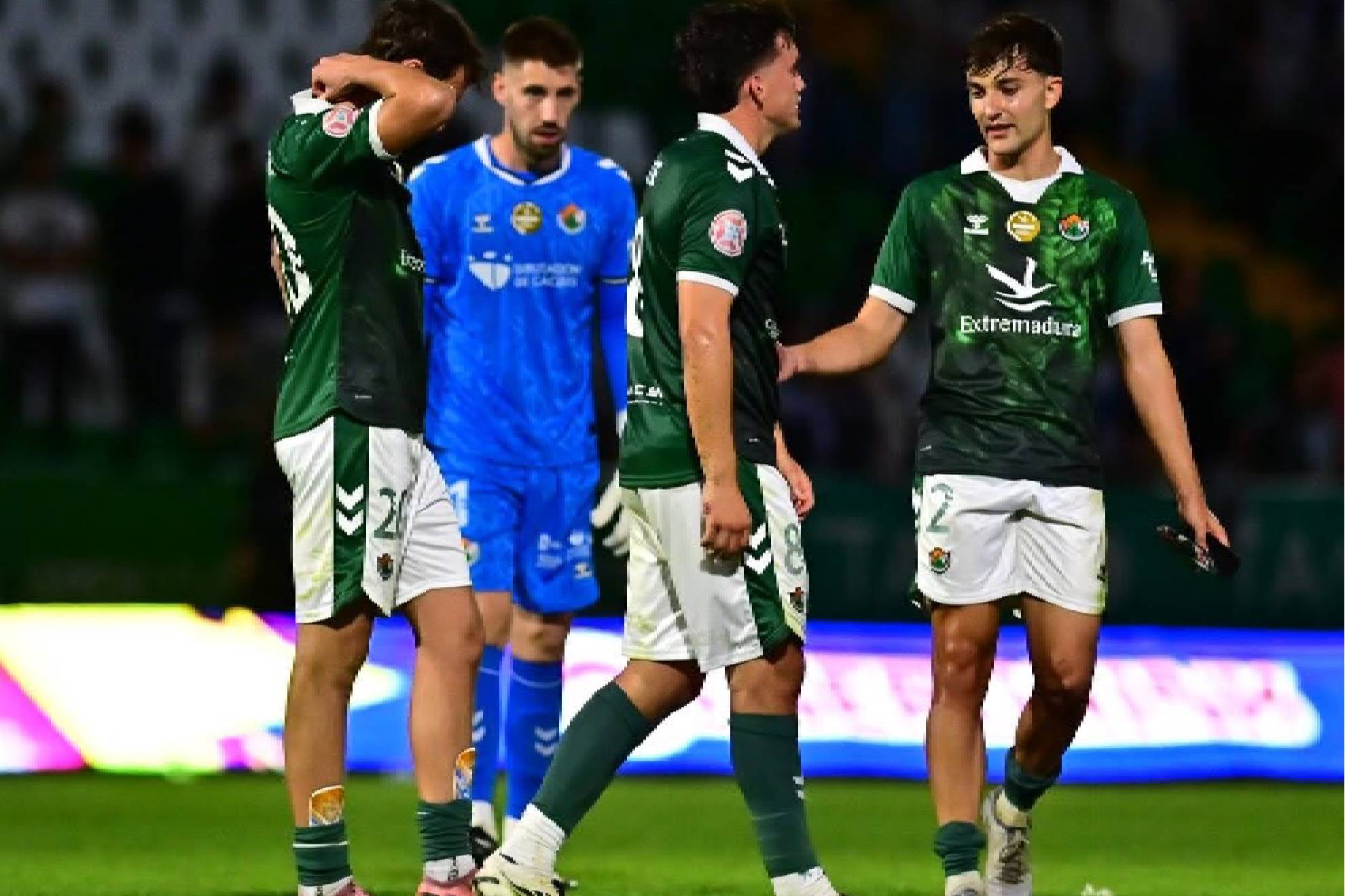 Los jugadores del Cacereño se tuvieron que conformar con el empate