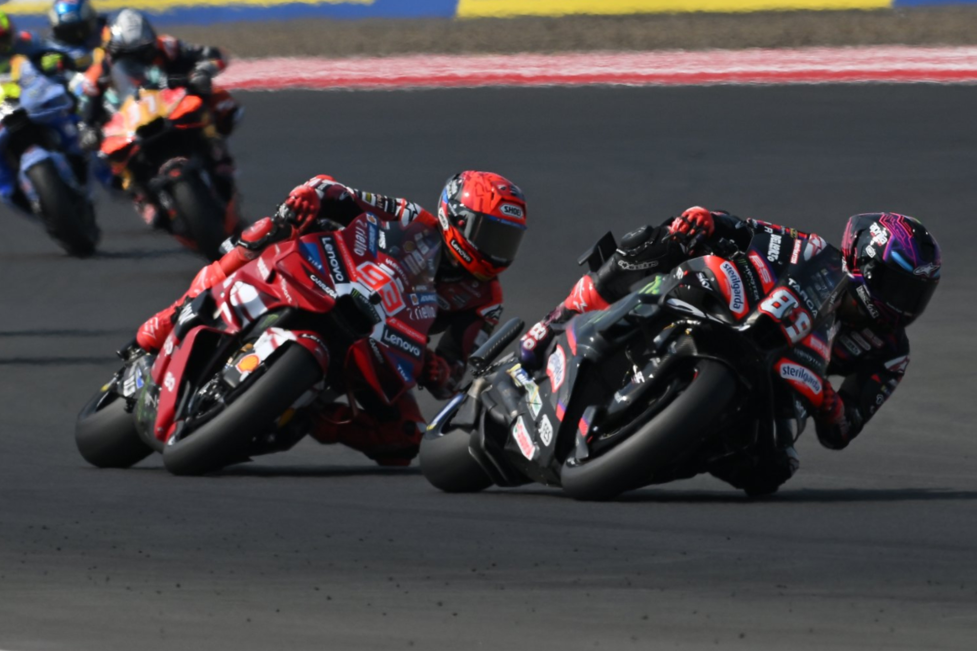 Jorge Martín, por delante de Marc Márquez en Mandalika. MICHELIN