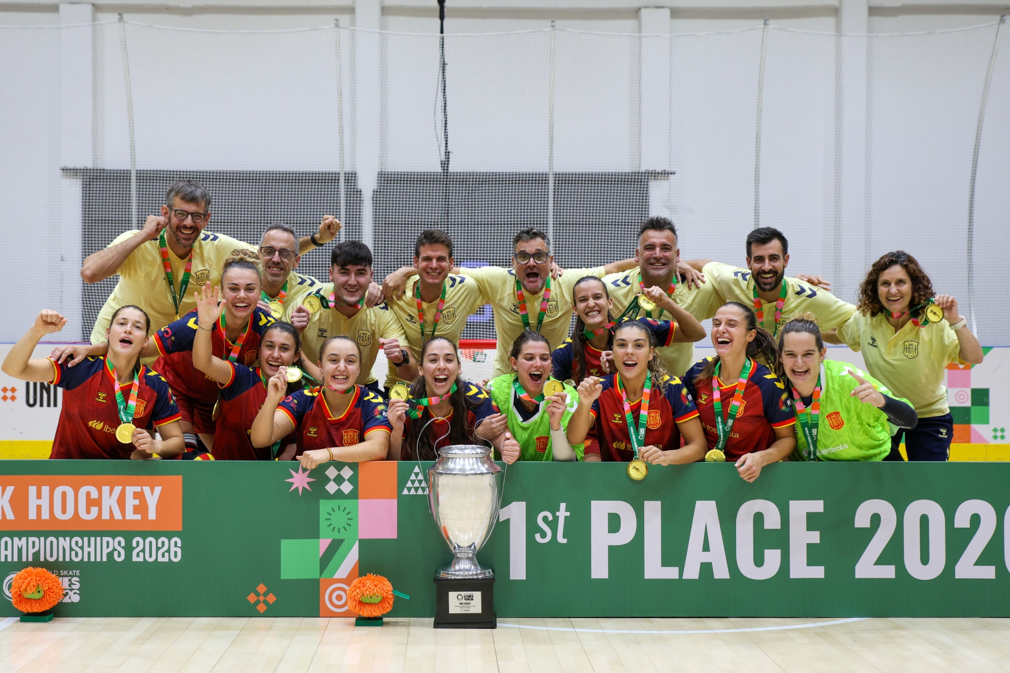 La selección femenina de hockey patines, tras lograr el oro RFEPatinaje