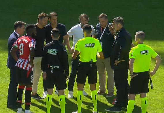 MADRID, 10/10/2026.- Los entrenadores del Rayo, Beñat San José (d), y del Athletic, Edin Terzić (i), abandonan el campo tras suspenderse momentáneamente despuçes de que la afición rayista protestara contra la gestión de Martín Presa lanzando aviones de papel y bolas pequeñas de plástico, durante el partido de LaLiga que enfrentó Al Rayo Vallecano y al Athletic Bilbao, este sábado. EFE/ Mariscal