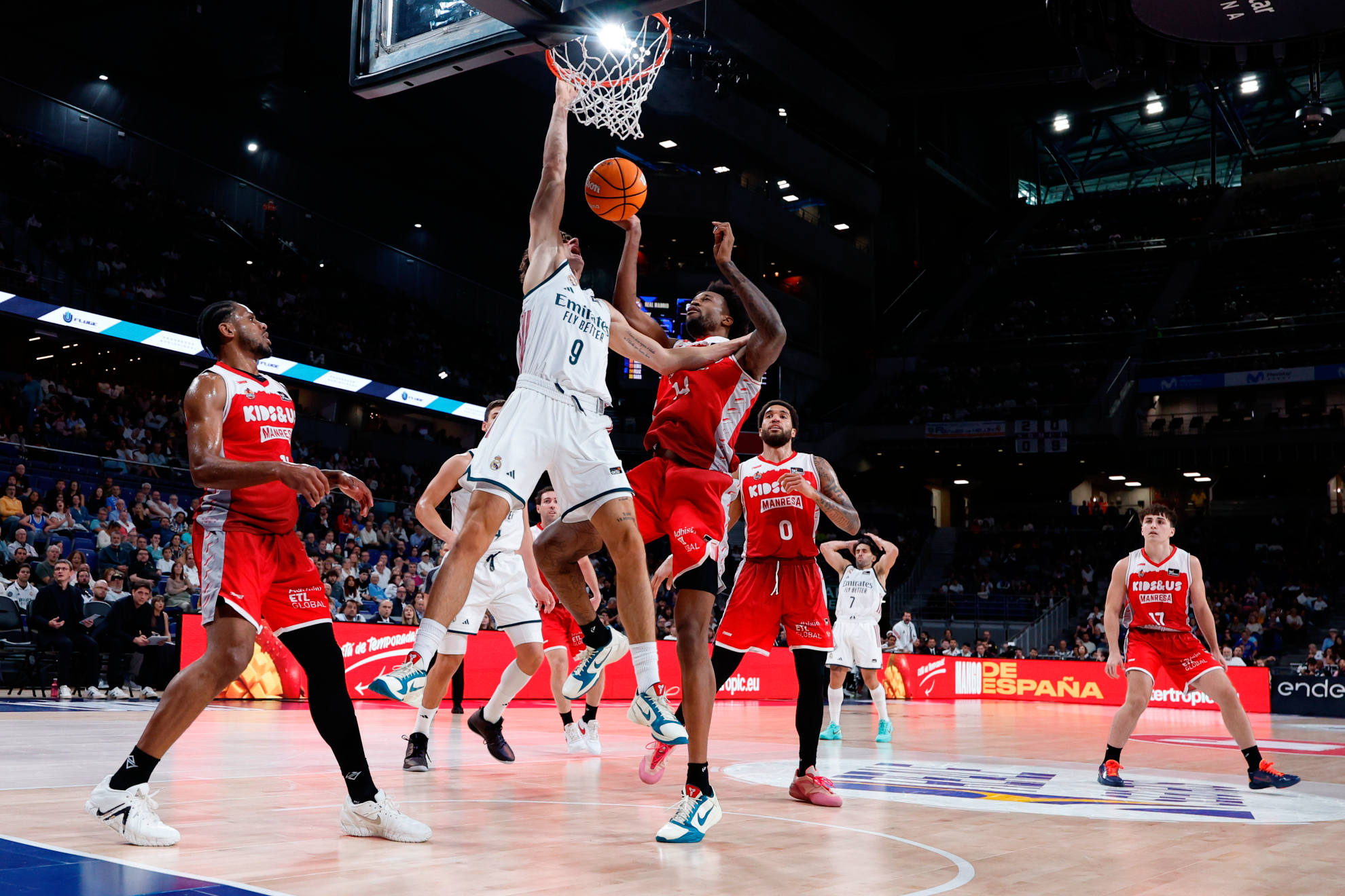 Imagen del fabuloso mate de Procida en el Movistar Arena. Sara Gordon/ACB PHOTO