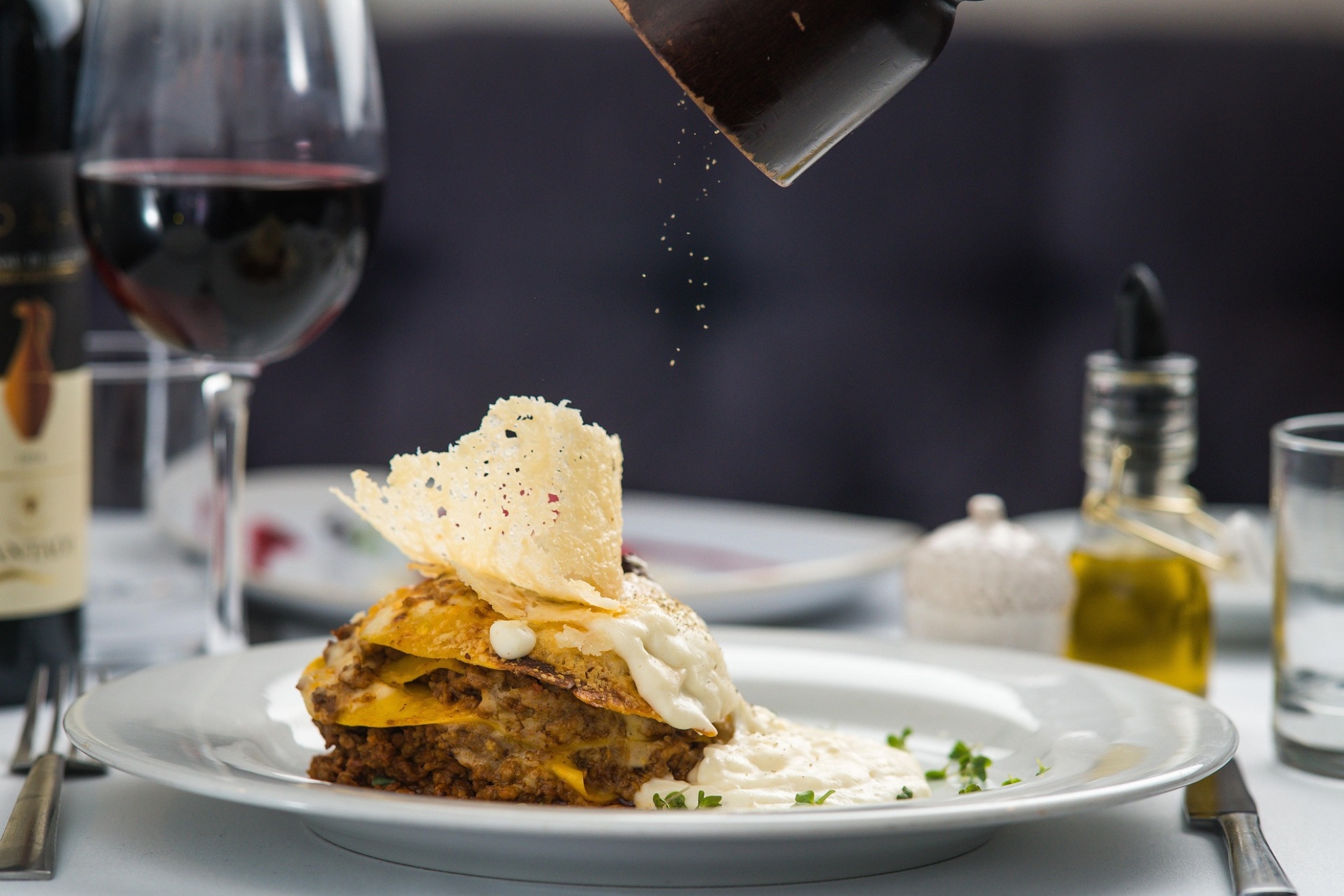 Imagen de un plato de comida en el interior de un restaurante. Pixabay.