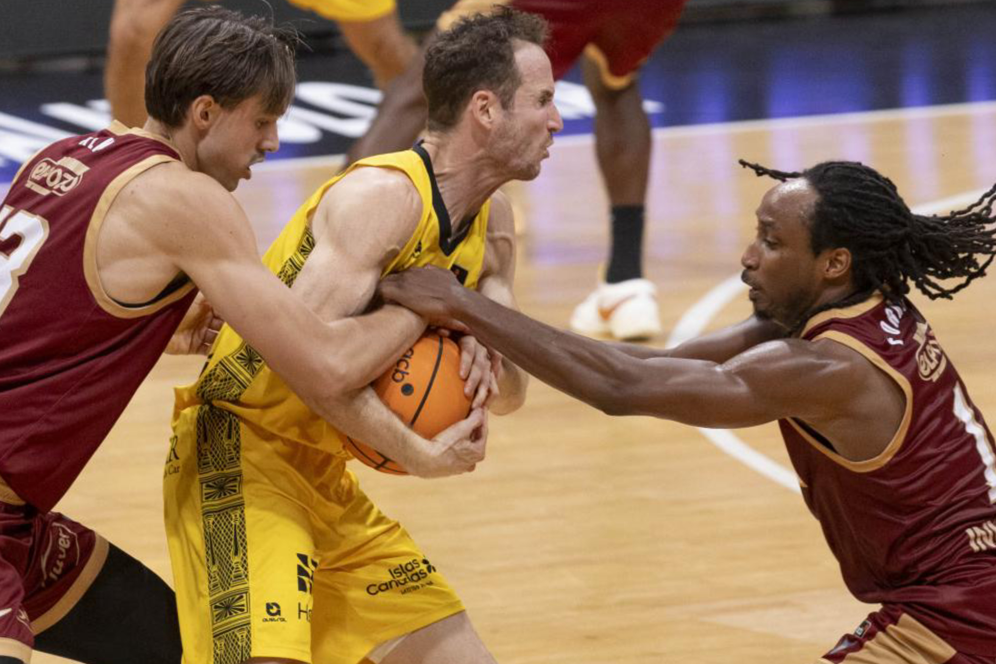 Marcelinho protege el balón ante Forrest y Falk. EFE.
