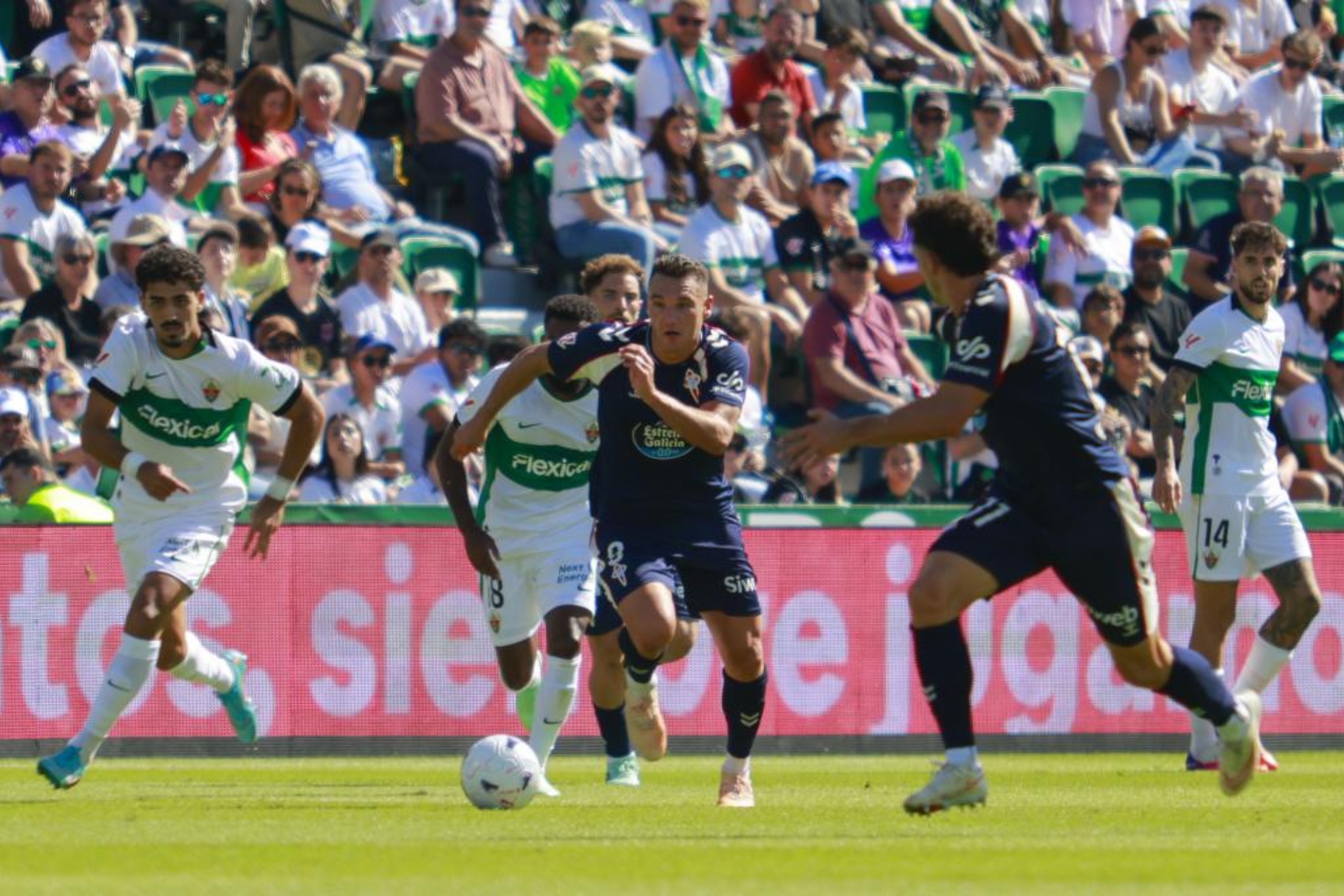 Jutglà corre a por un balón en el encuentro ante el Elche. EFE