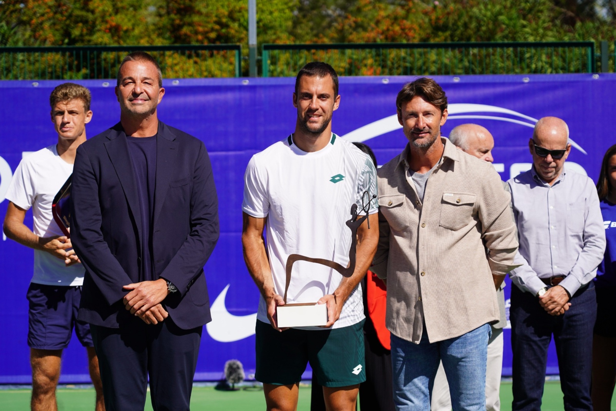 Laslo Djere junto a Juan Carlos Ferrero con el trofeo.