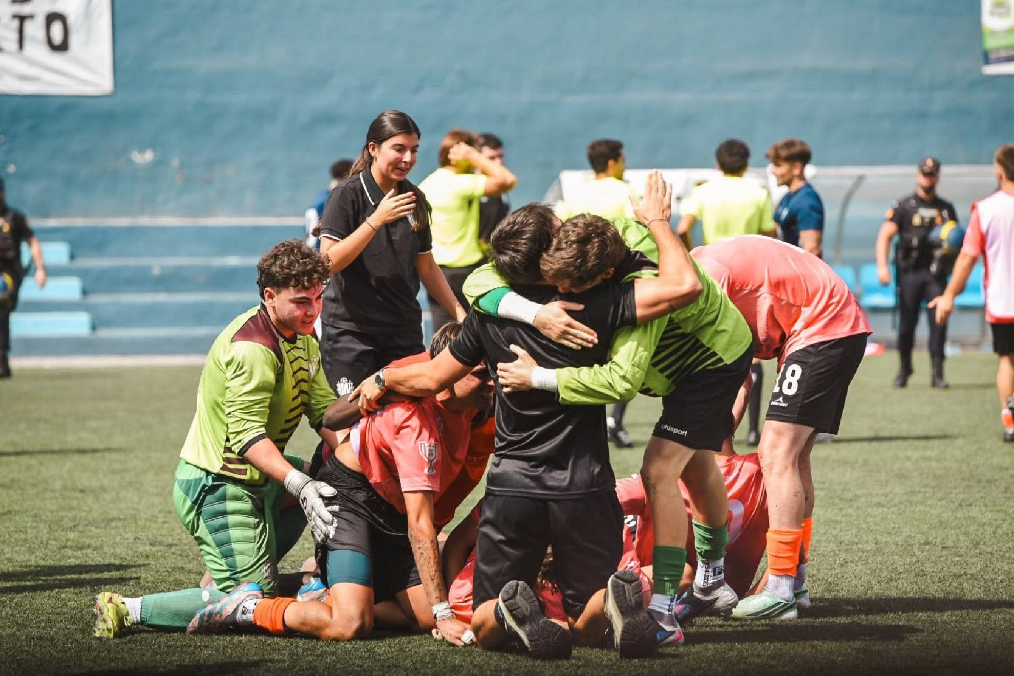 Los jugadores del Sporting de Hortaleza se abrazan tras su clasificación copera