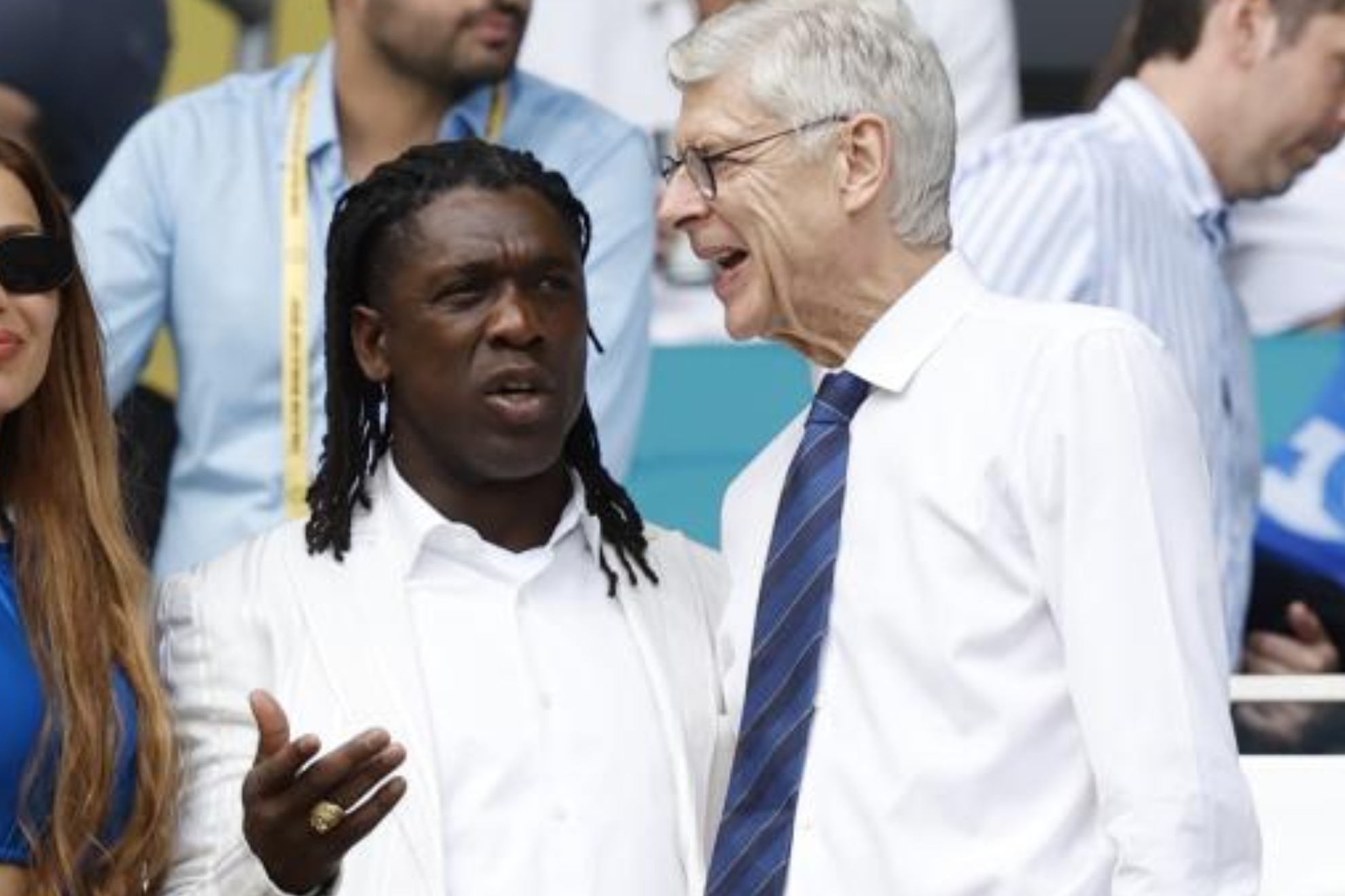 Clarence Seedorf, junto a Arsène Wenger en el Mundial de Clubes. CHEMA REY / MARCA