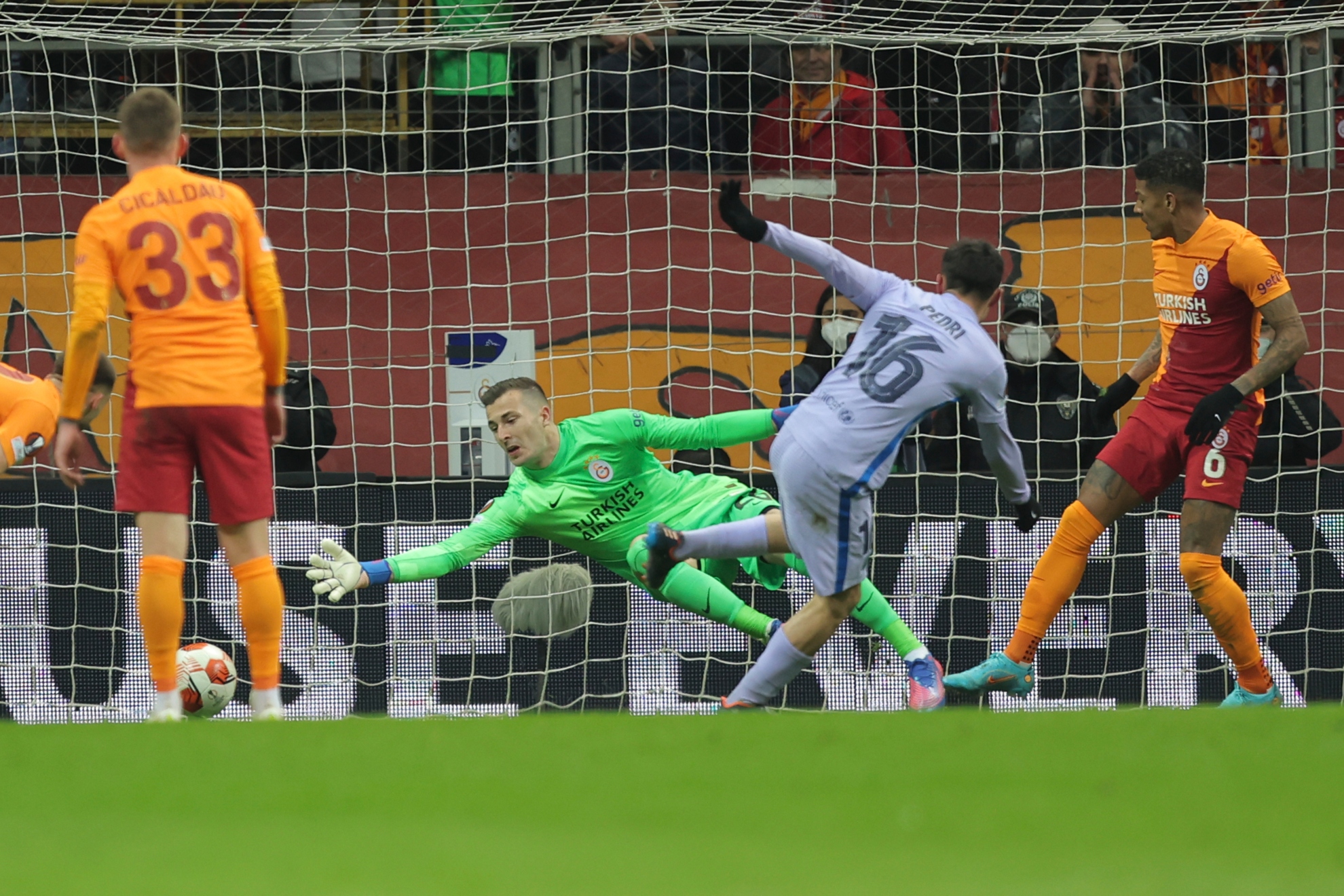 Pedri en el momento de marcar el gol. LAPRESSE