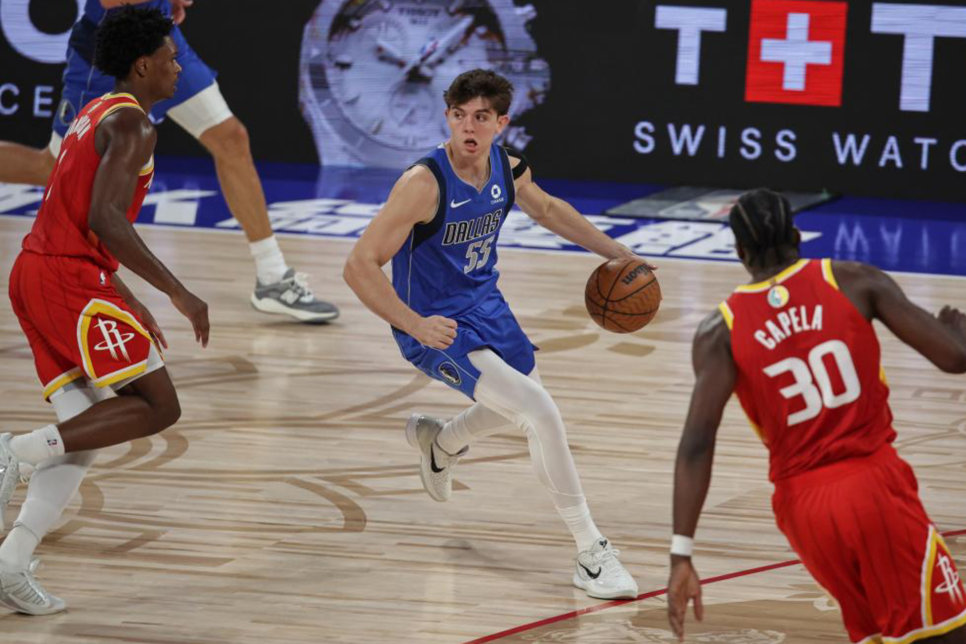 Segio De Larrea trata de jugar el balón ante Clint Capella y Amen Thompson. EFE.