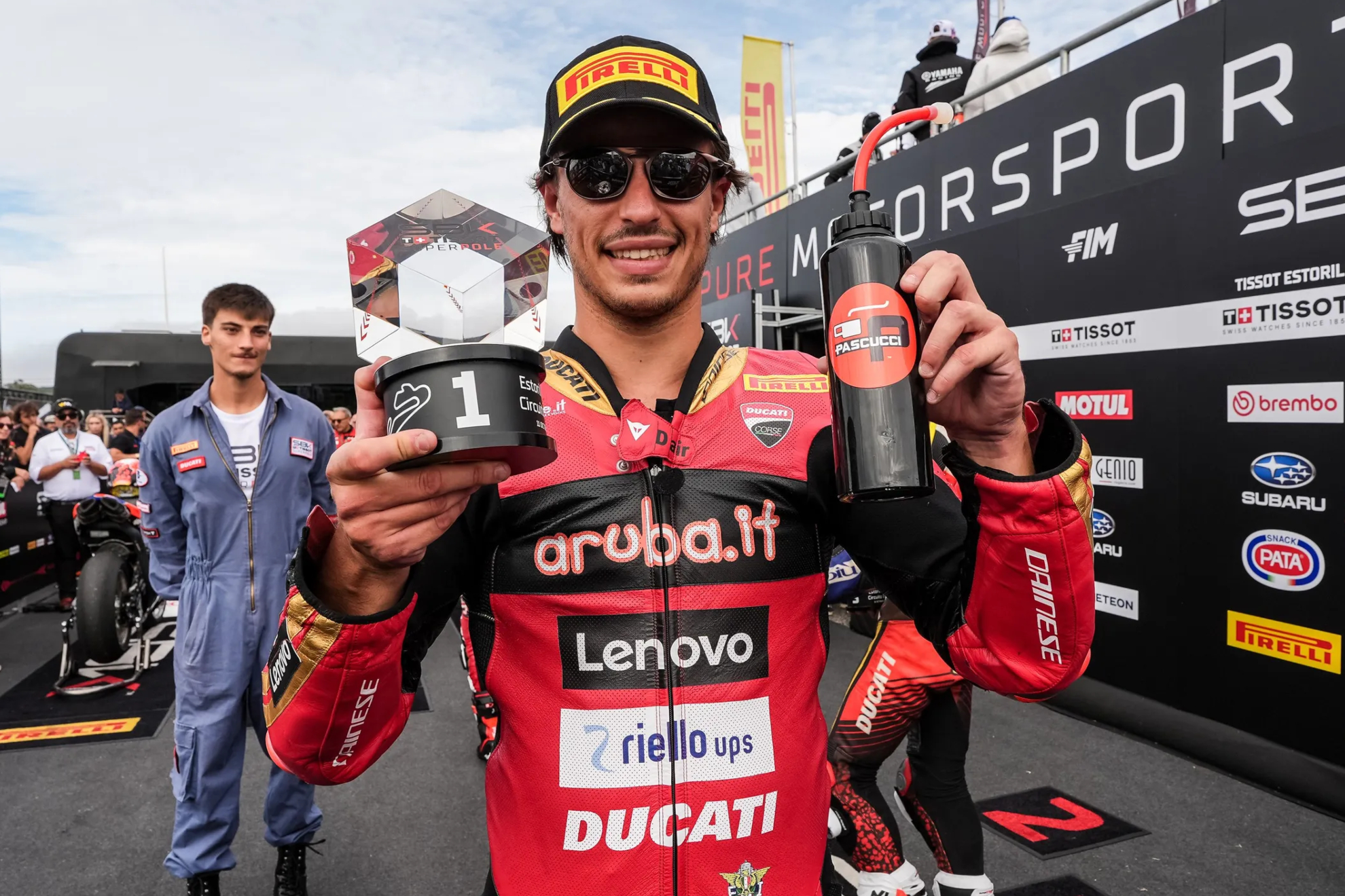 Nicolò Bulega, en el parque cerrado, tras conquistar un nuevo triunfo. WORLDSBK