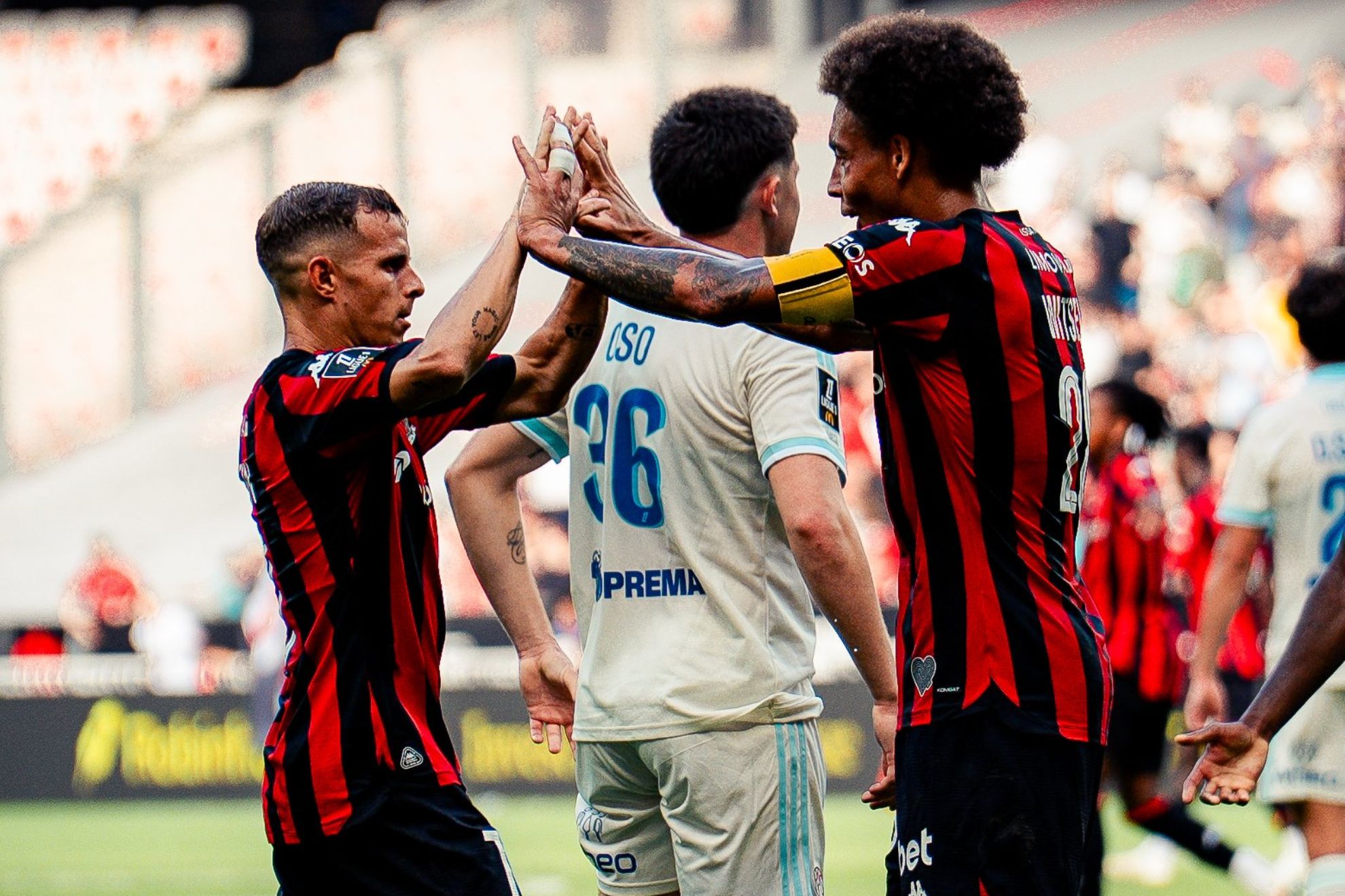 Witsel festeja junto a Jonathan Clauss @ogcnice
