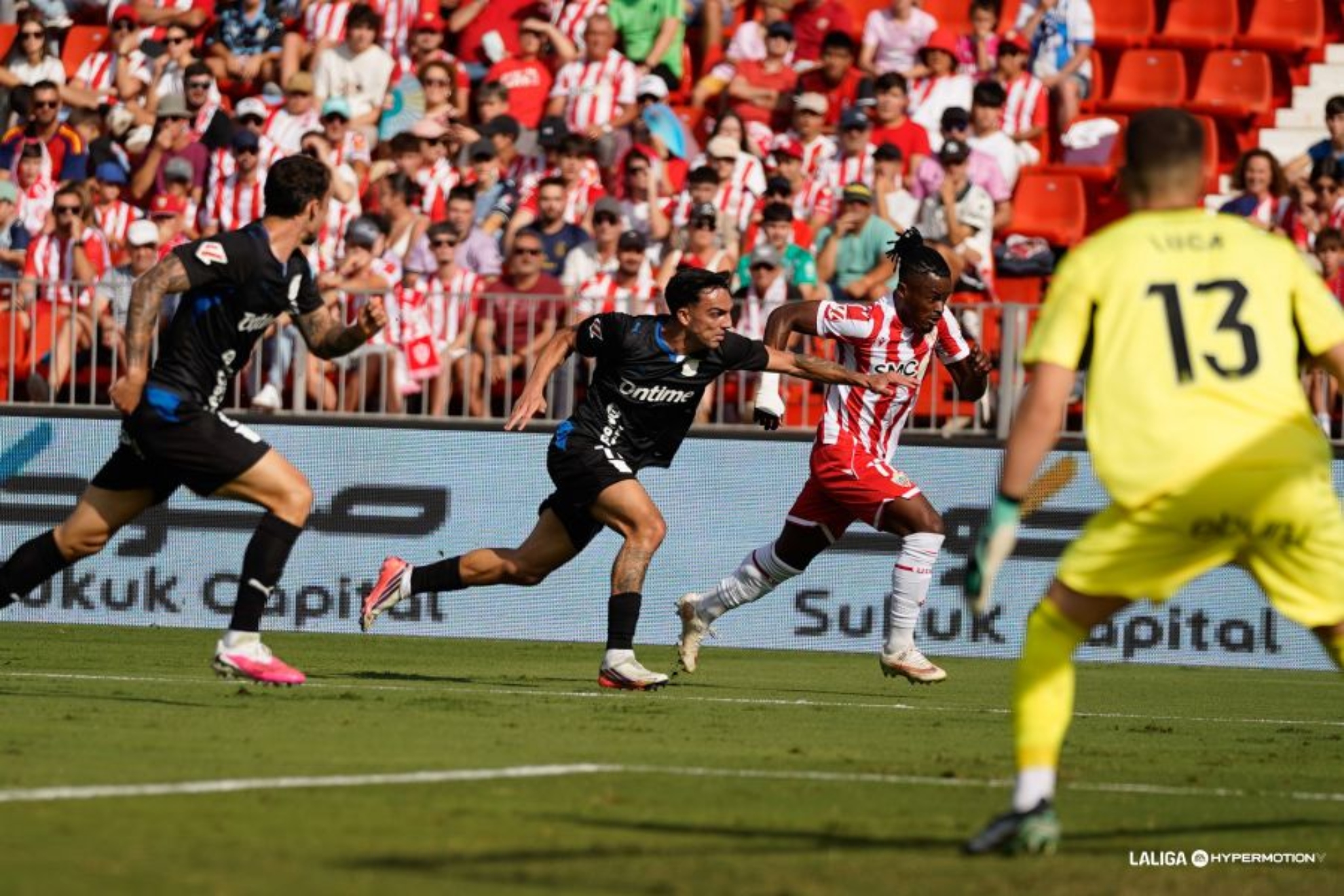 Naim intenta que Cipenga no salga con el balón controlado. LALIGA