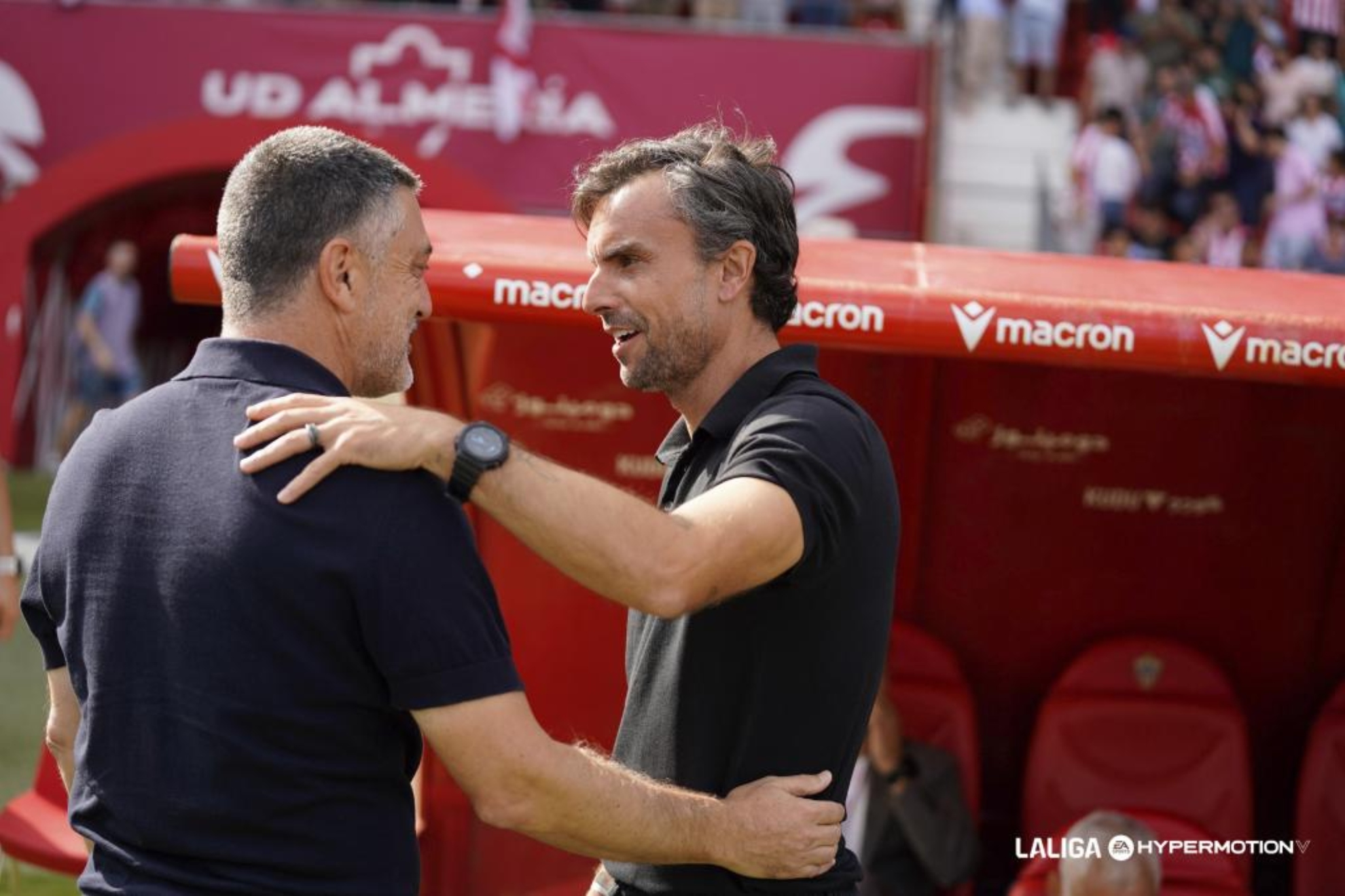 Rubén Albés y García Pimienta se saludan antes del Almería-Leganés. LALIGA
