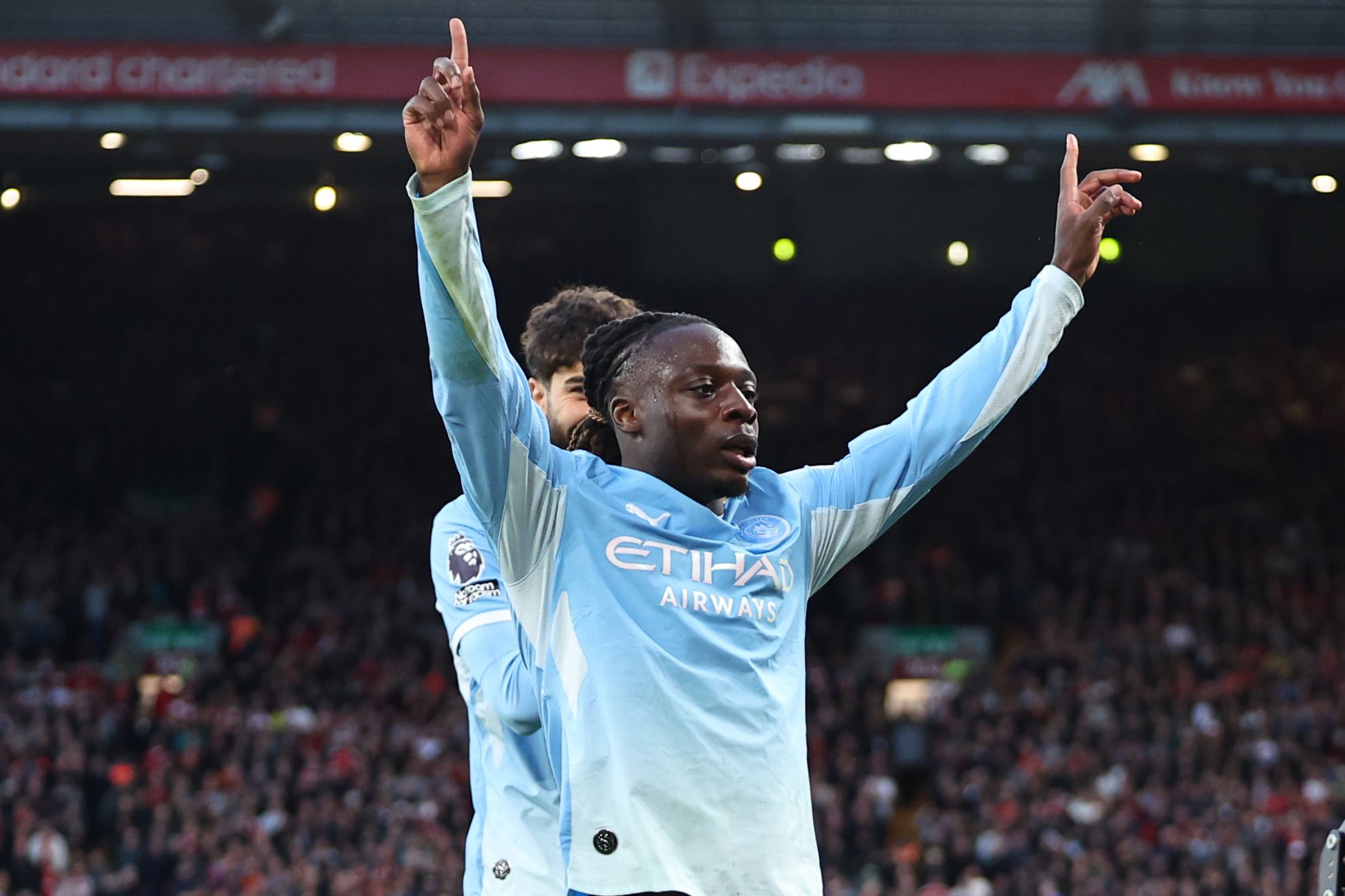 Doku celebra el 0-2 contra el Liverpool
