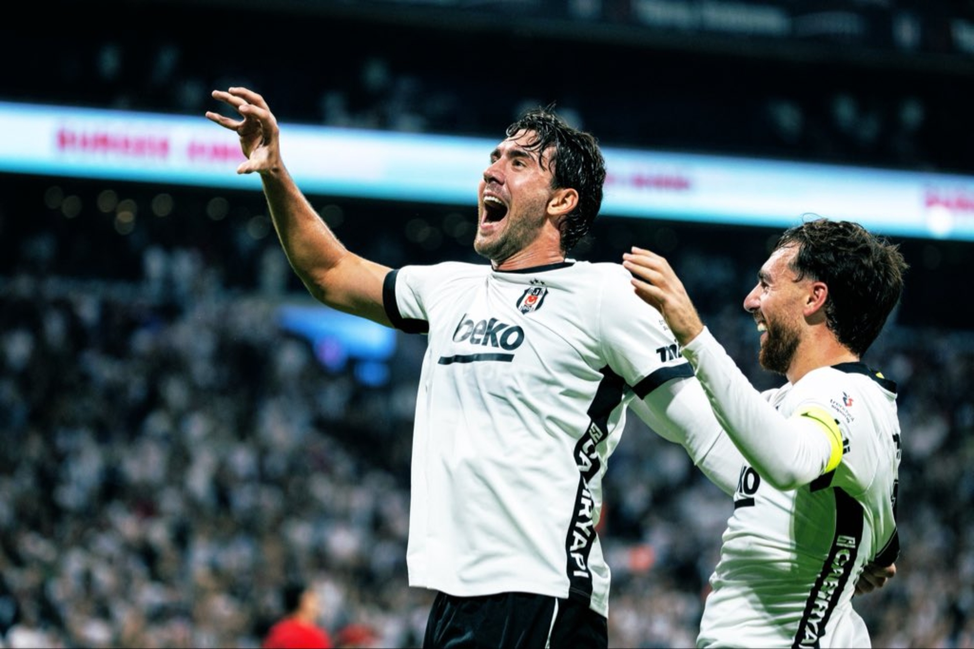 Dusan Vlahovic anota para el Besiktas.