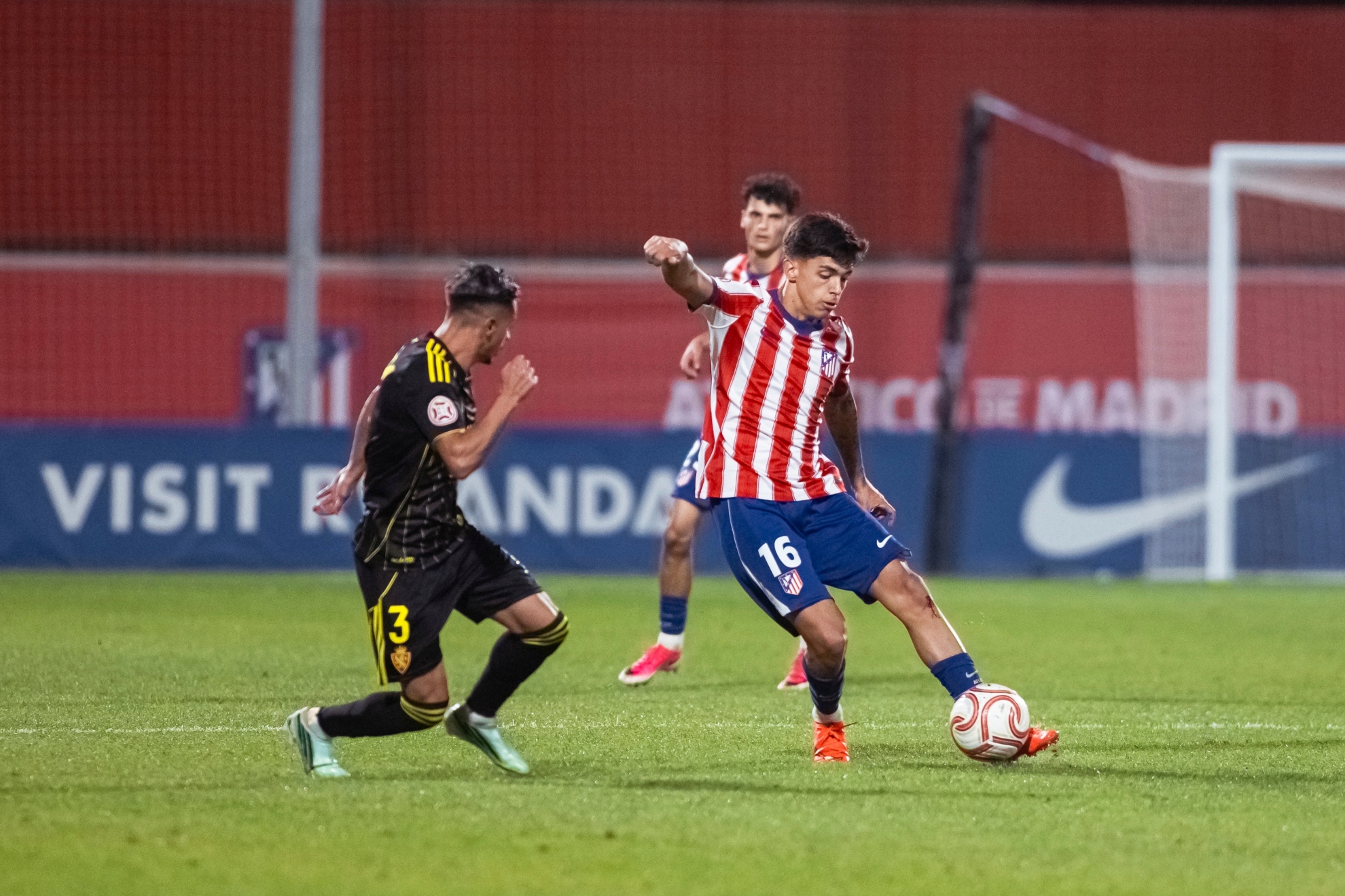 RAÚL PEREIRA PRESIONA A THIAGO HELGUERA. ATLÉTICO DE MADRID