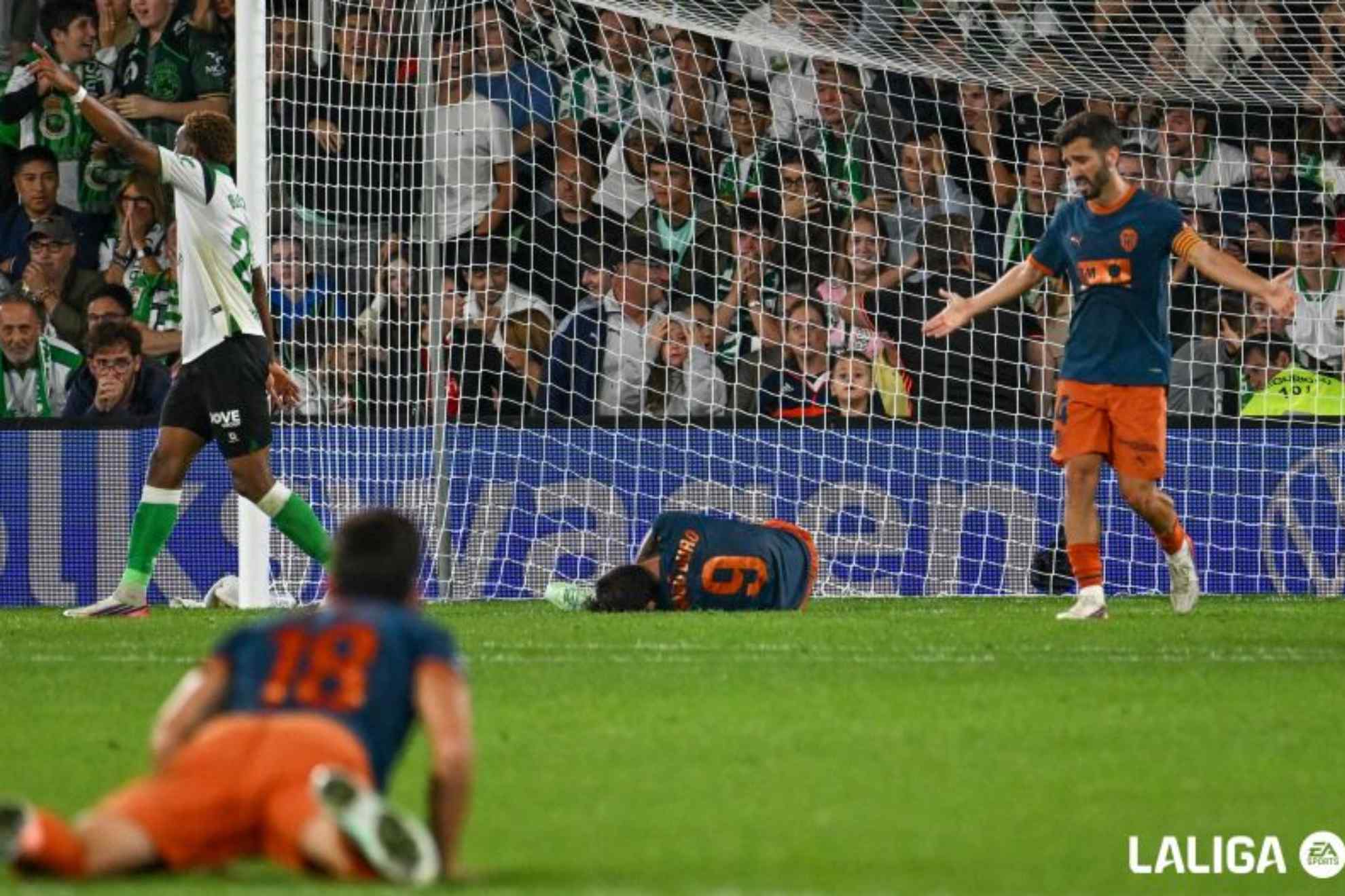 Hugo Duro, se lamenta de la ocasión fallada en el último minuto de partido. LALIGa