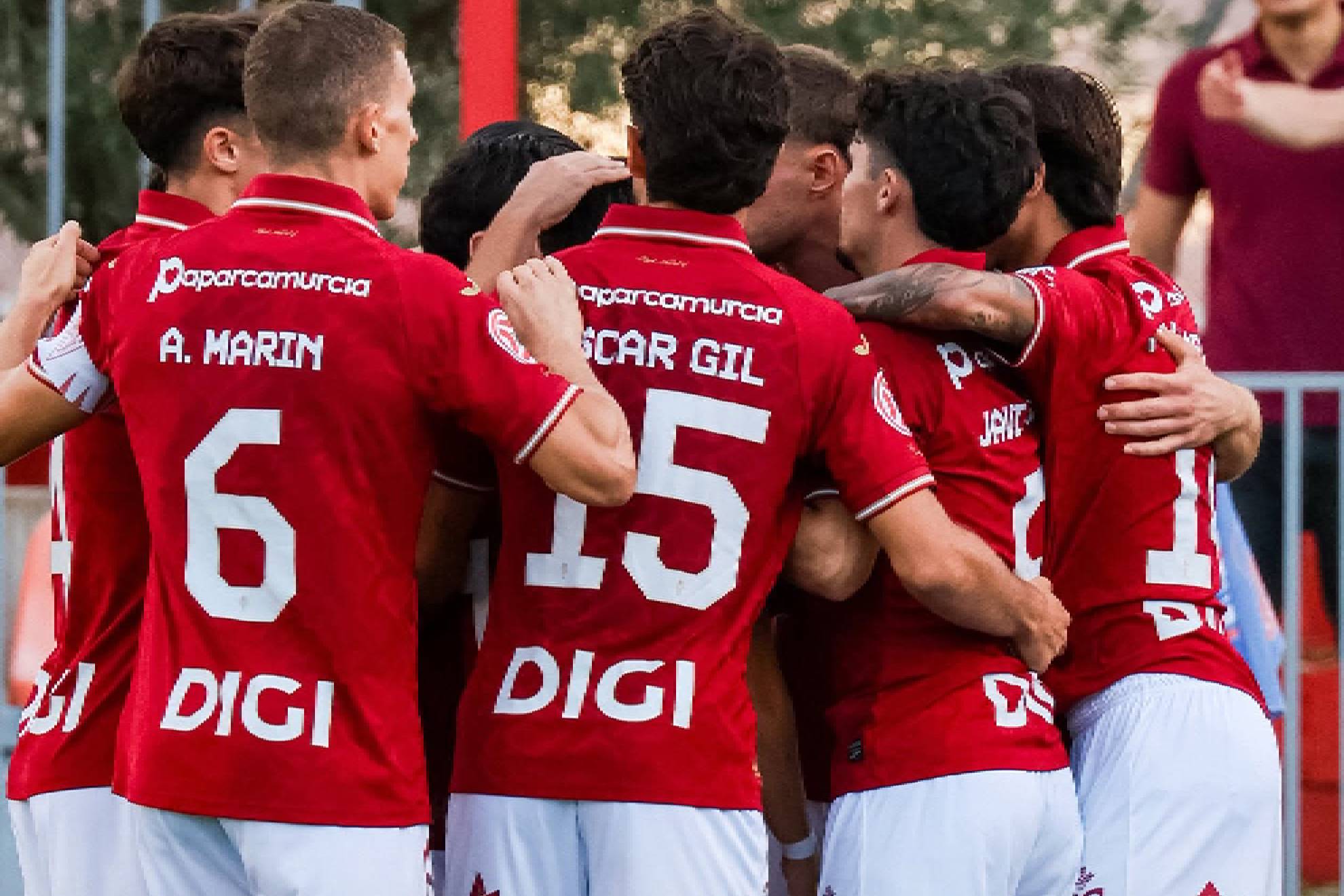 El Murcia celebra los tres puntos de oro logrados en el Cerro del Espino