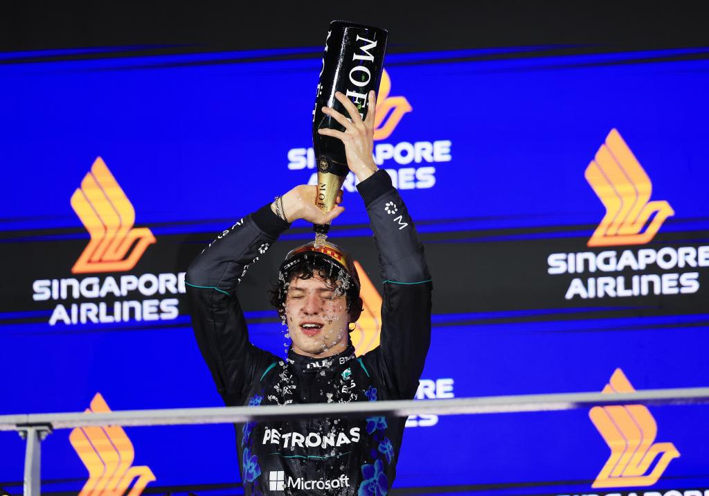 Antonelli, refrescándose en el podio de Singapur con el champán. EFE