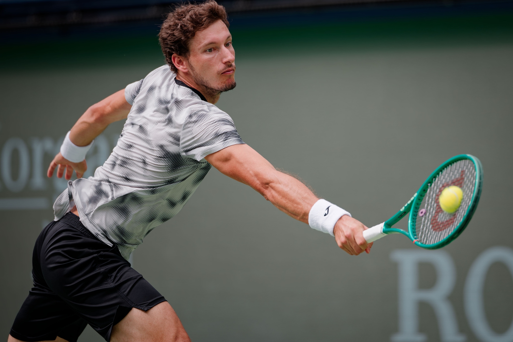 Carreño pega de revés.