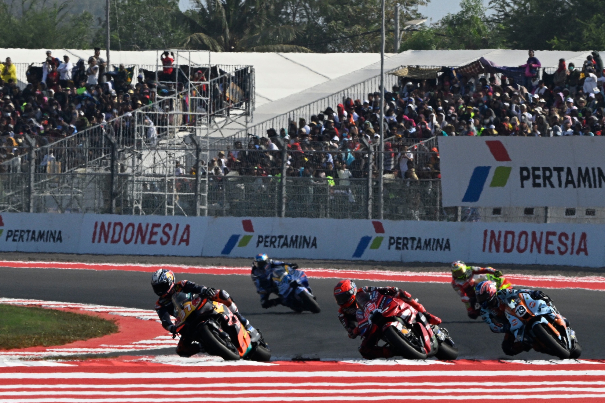 Acosta, delante de Marc Márquez y Ogura. RED BULL