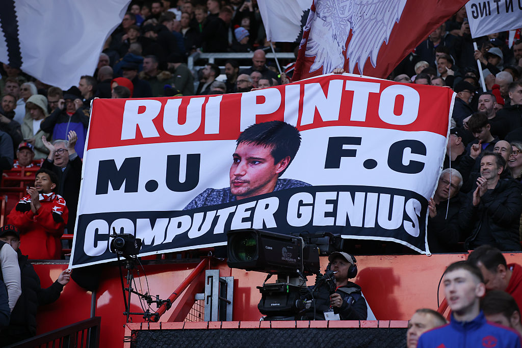La pancarta en honor a Rui Pinto.