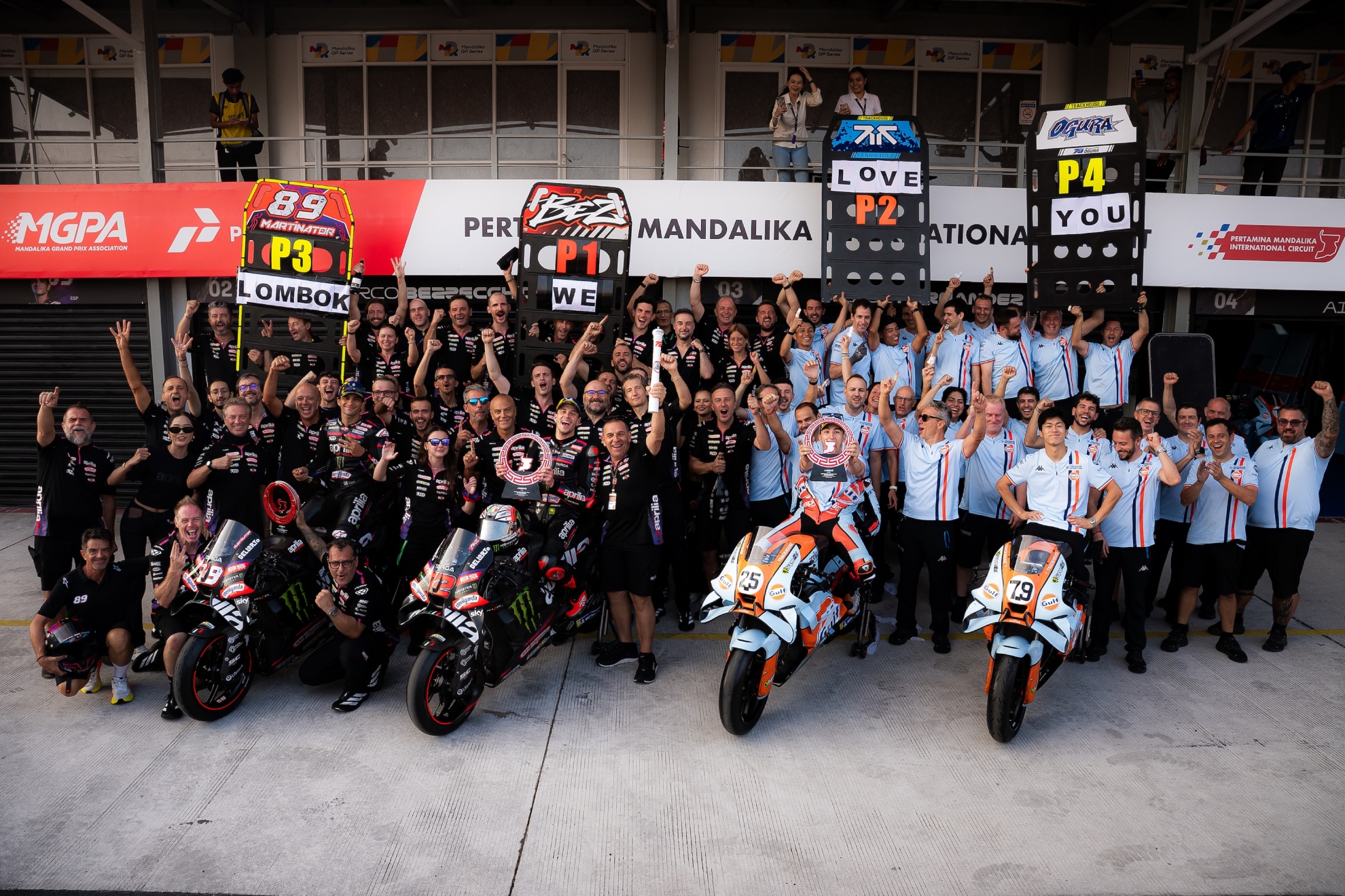 Las cuatro Aprilia, con sus pilotos y equipos, en Mandalika. APRILIA