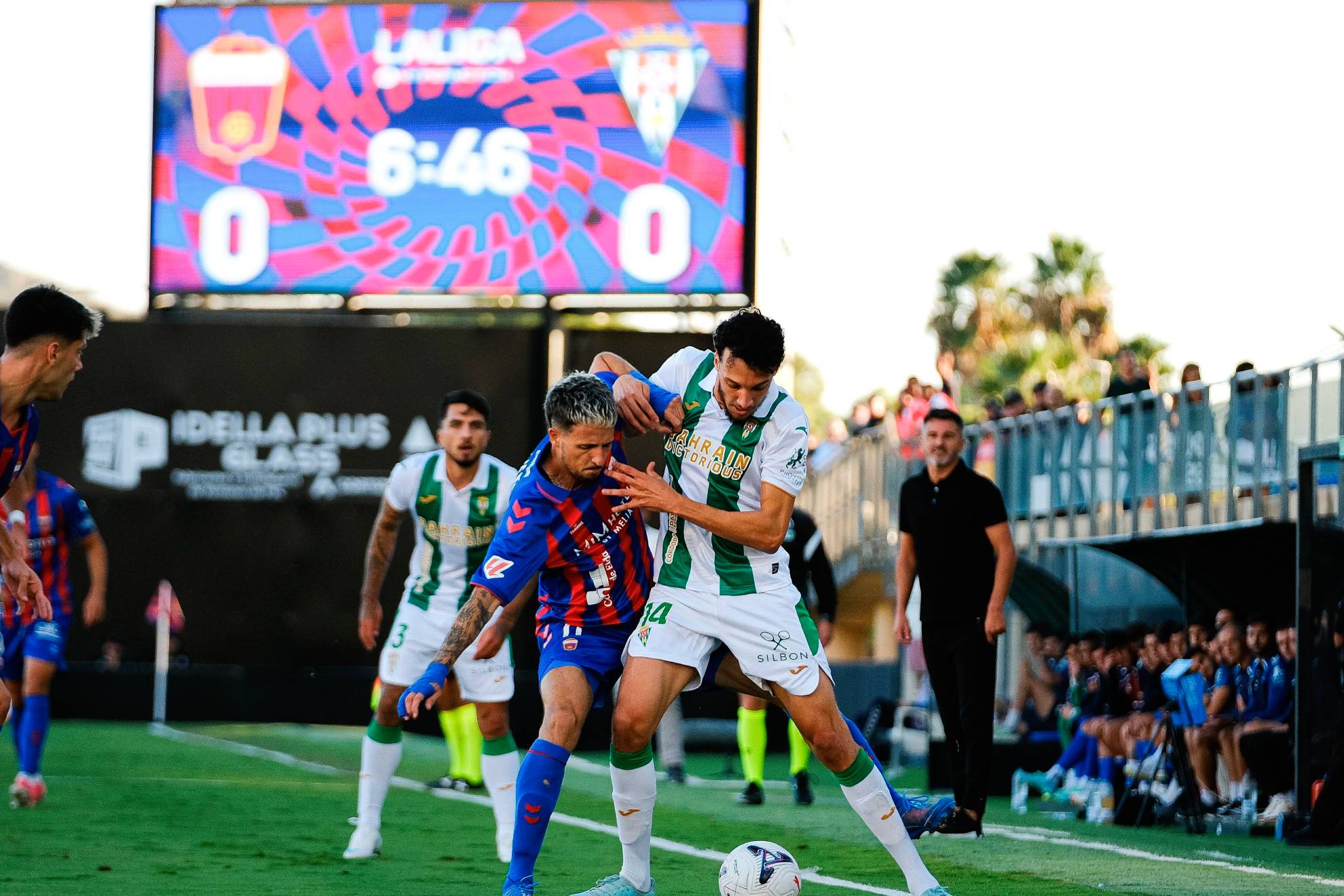 Jugadores del Eldense y Córdoba disputan el balón. LALIGA