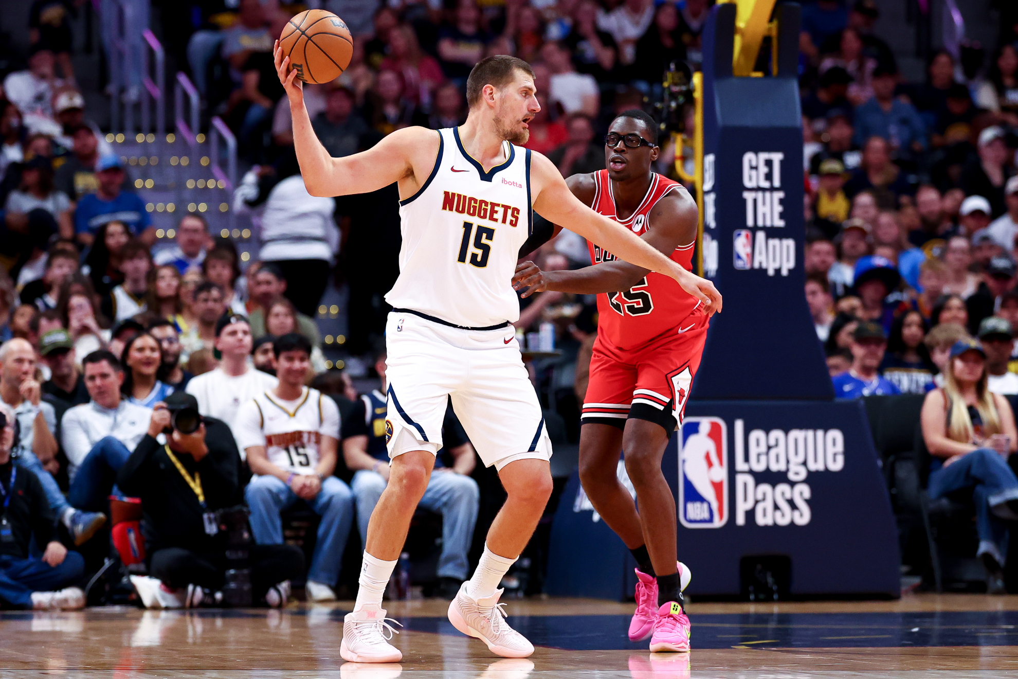 Nikola Jokic con el balón ante Jalen Smith. GETTY IMAGES.