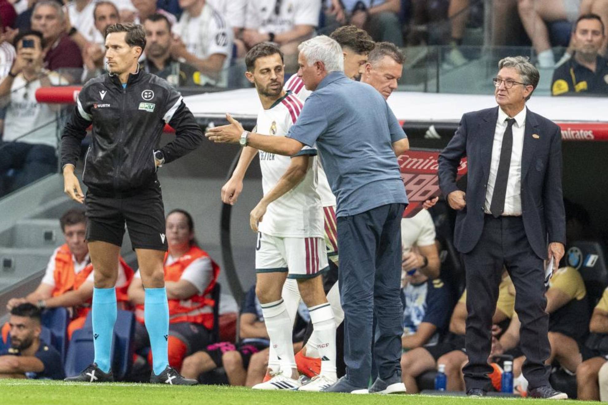 Mourinho da instrucciones a Bernardo Silva antes de saltar al campo. PABLO MORENO