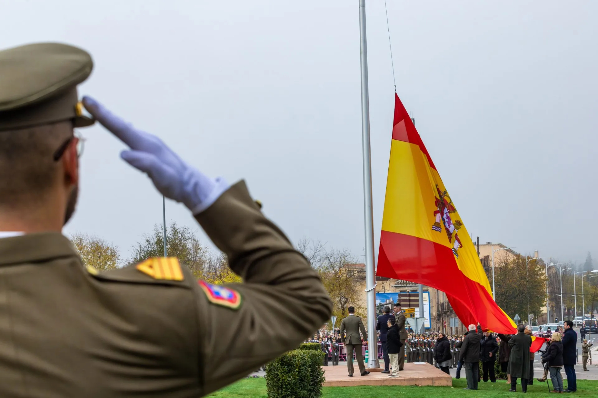 Soldado junto con la bandera de España EFE