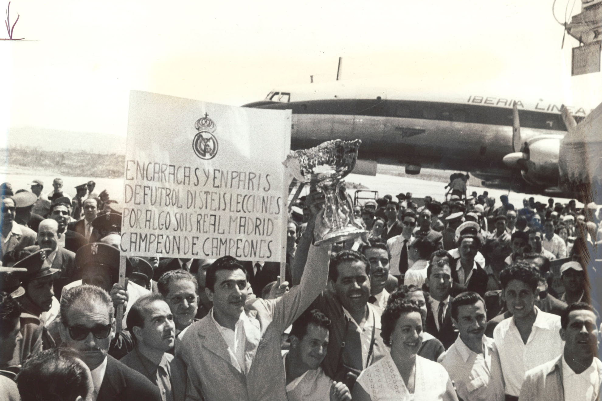 La llegada del Real Madrid a Barajas después de ganar la Pequeña Copa del Mundo de Clubes de 1956. Archivo MARCA