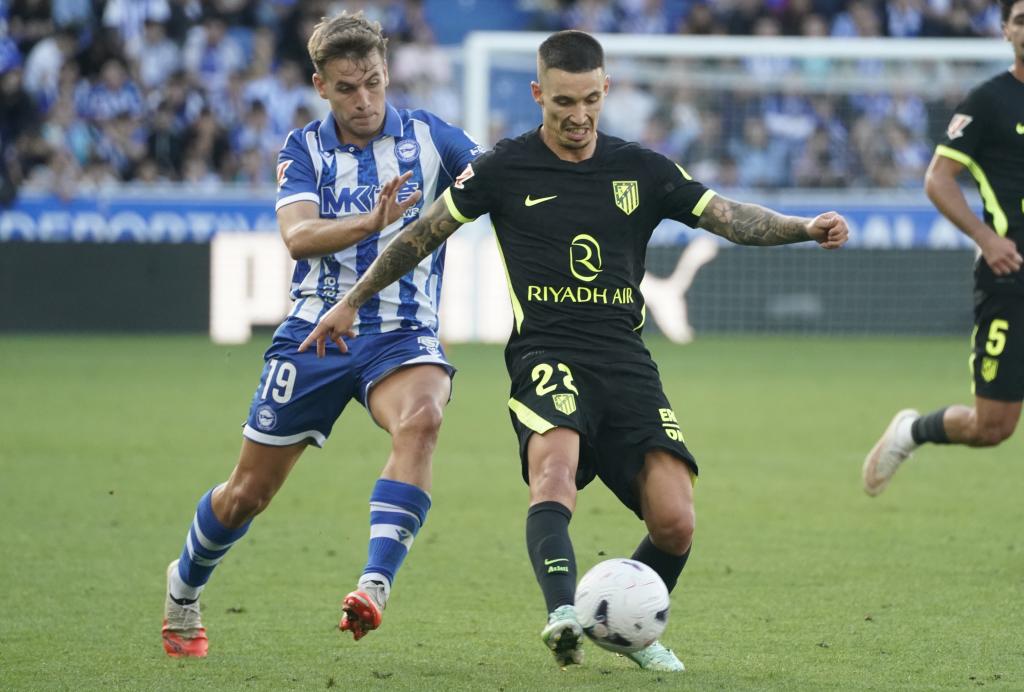 Grimaldo protege el balón en el encuentro ante el Alavés. LINO GONZÁLEZ