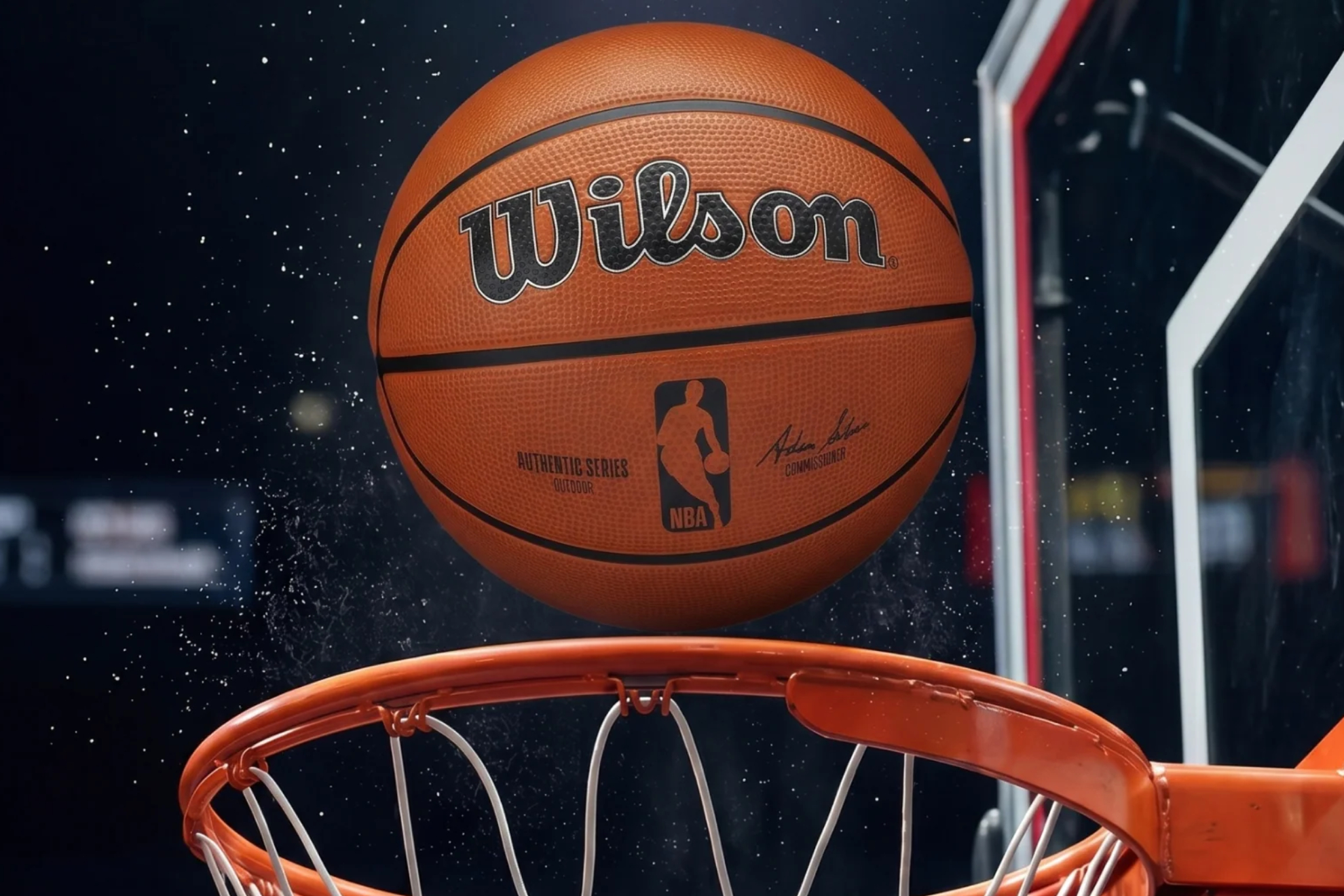 Imagen de un balón en la canasta.