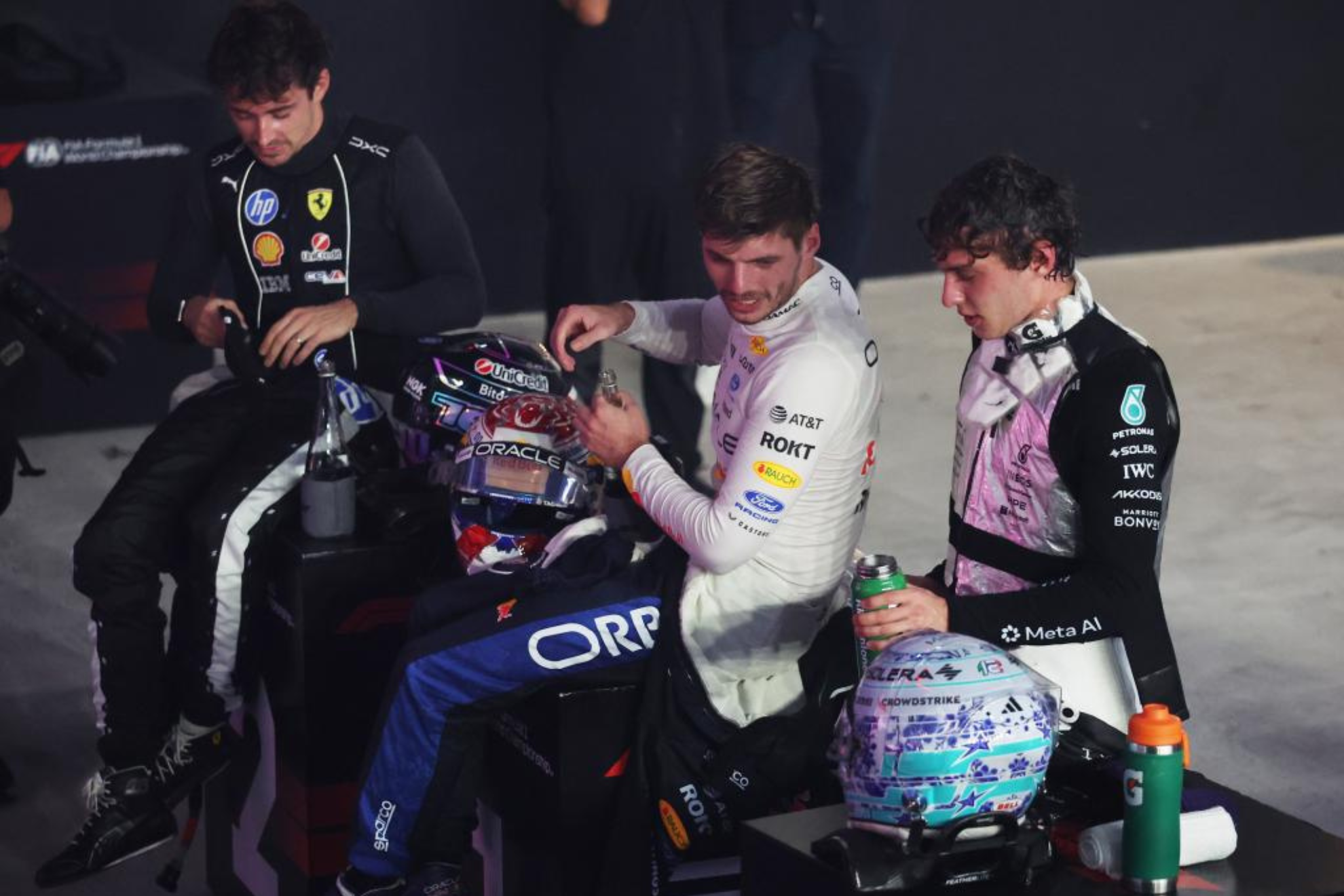 Kimi Antonelli junto a Max Verstappen y Charles Leclerc tras la carrera del Gran Premio de Singapur.