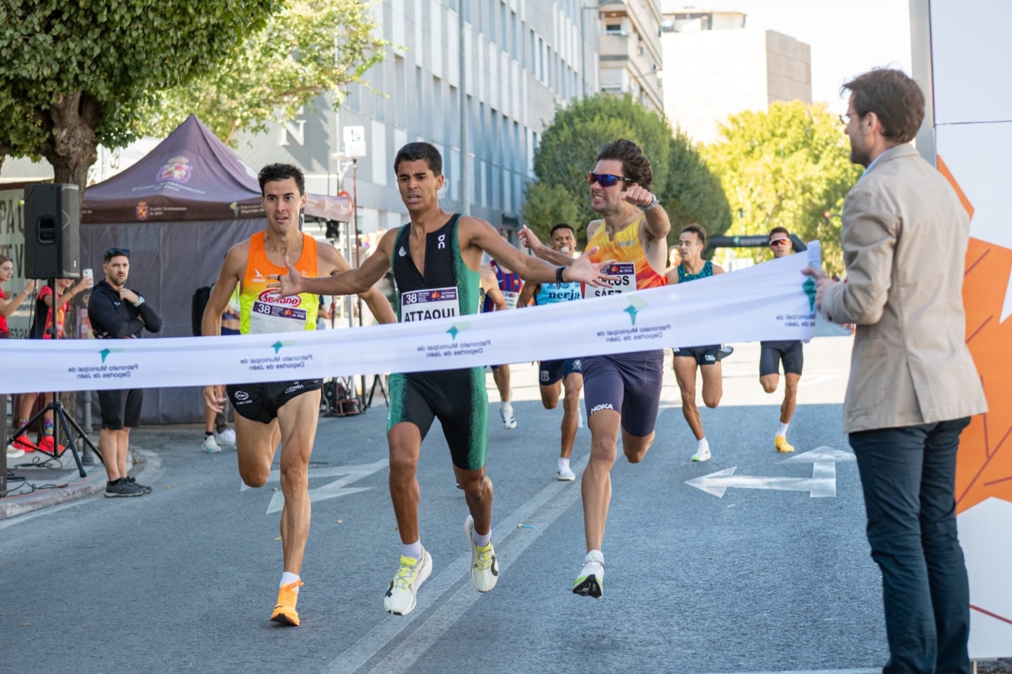 Attaoui, con Sáez y Víctor Ruiz, en meta jaenciudaddelatletismo