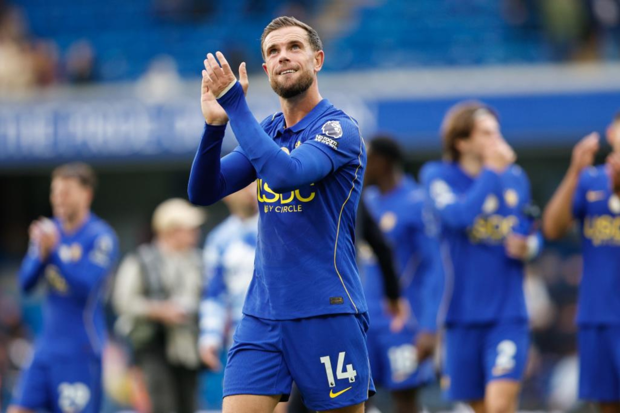 Jordan Henderson aplaude a los aficionados tras la goleada sobre el Bournemouth. EFE