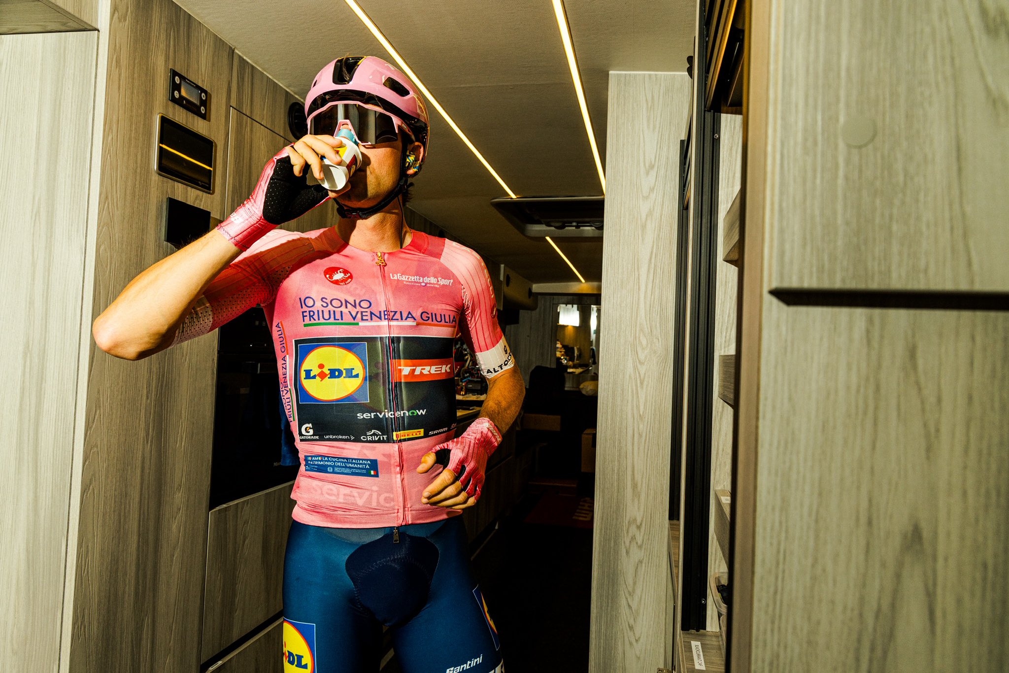 Ciccone con la maglia rosa, durante el pasado Giro de Italia. Lidl-Trek