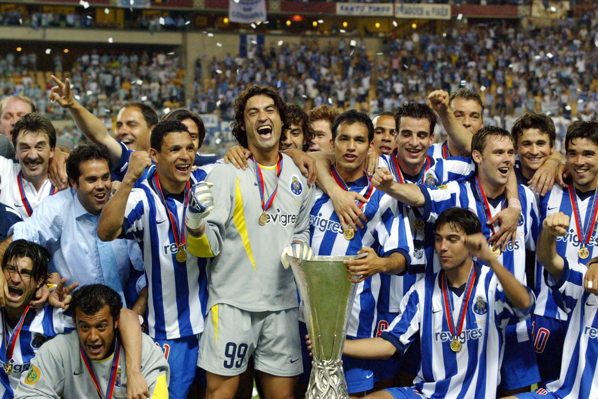 El Oporto celebra la UEFA de 2003 en La Cartuja ROBERTO PARDO