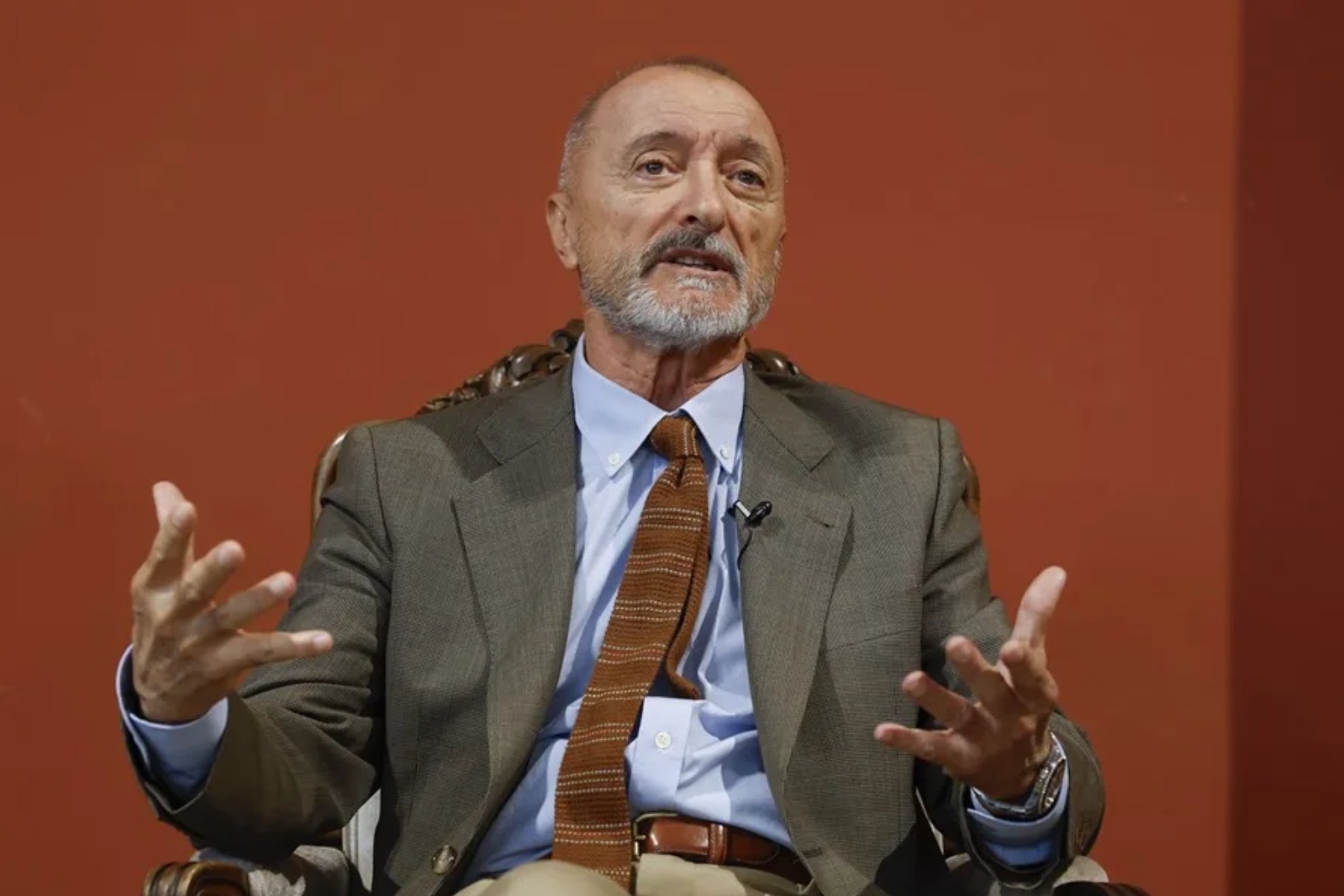 Arturo Pérez Reverte recuerda una vieja conversación que le sucedió en México para celebrar el Día de la Hispanidad EFE