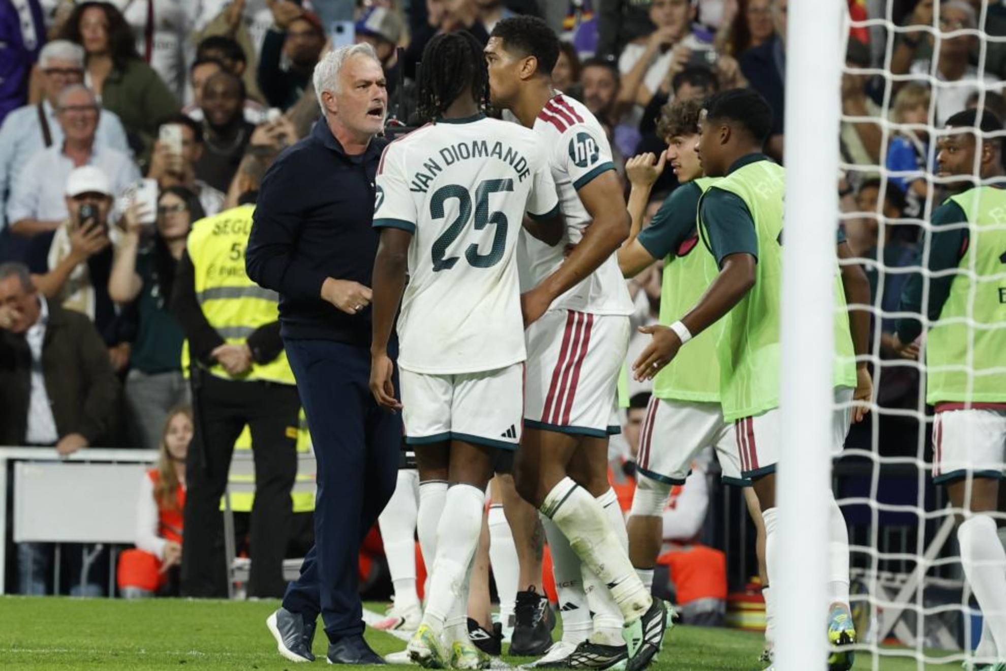 Mourinho celebra con Diomande y Bellingham el gol del jugador del costamarfileño. EFE